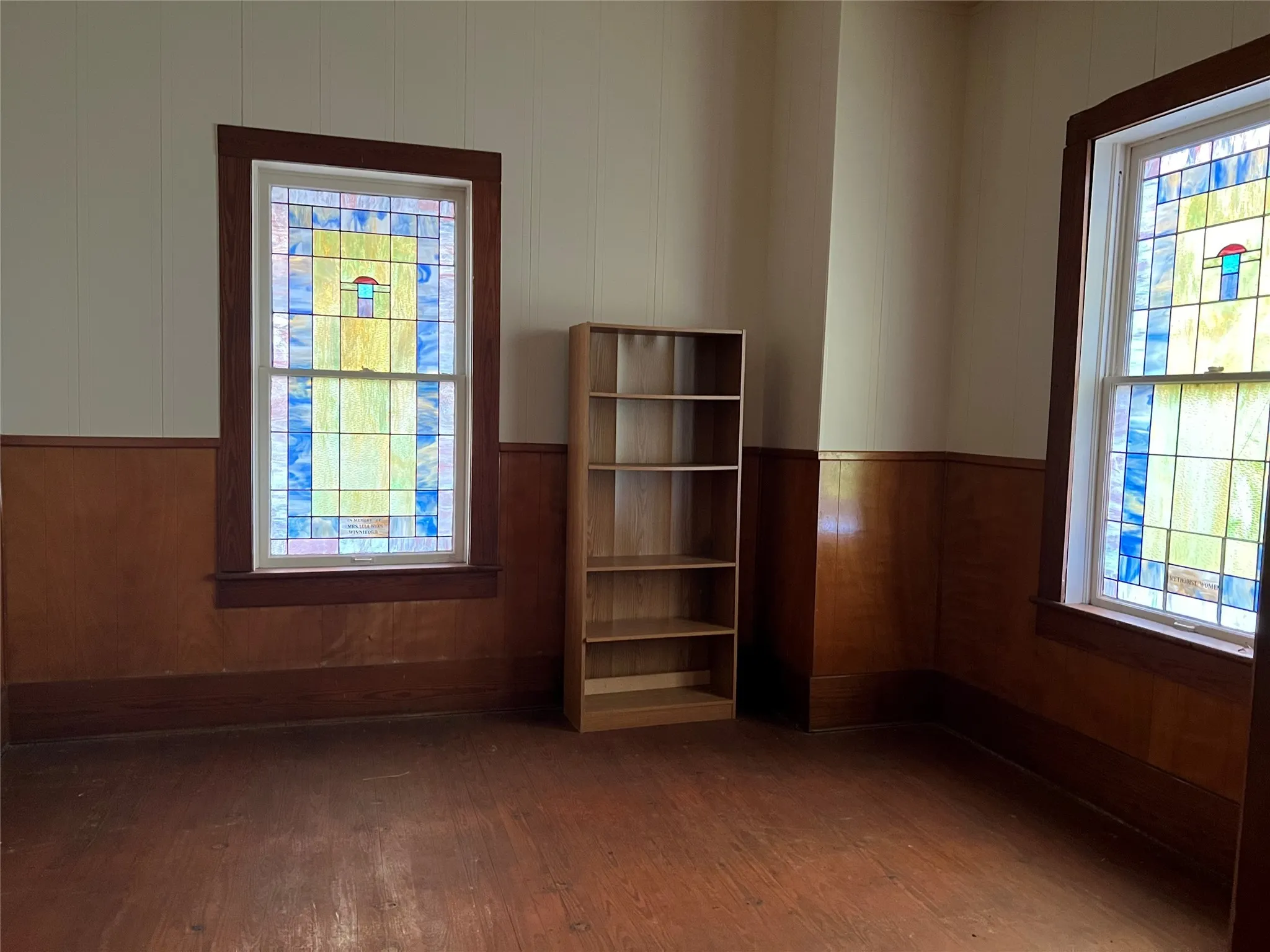 Additional room with stained glass windows