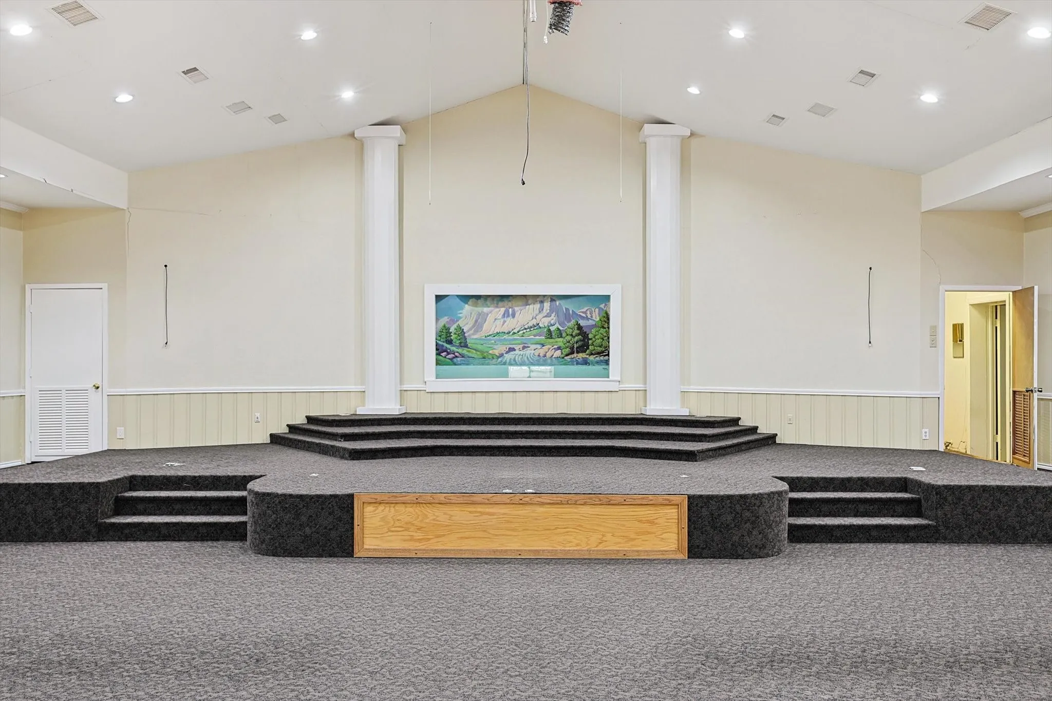 Oversized large sanctuary