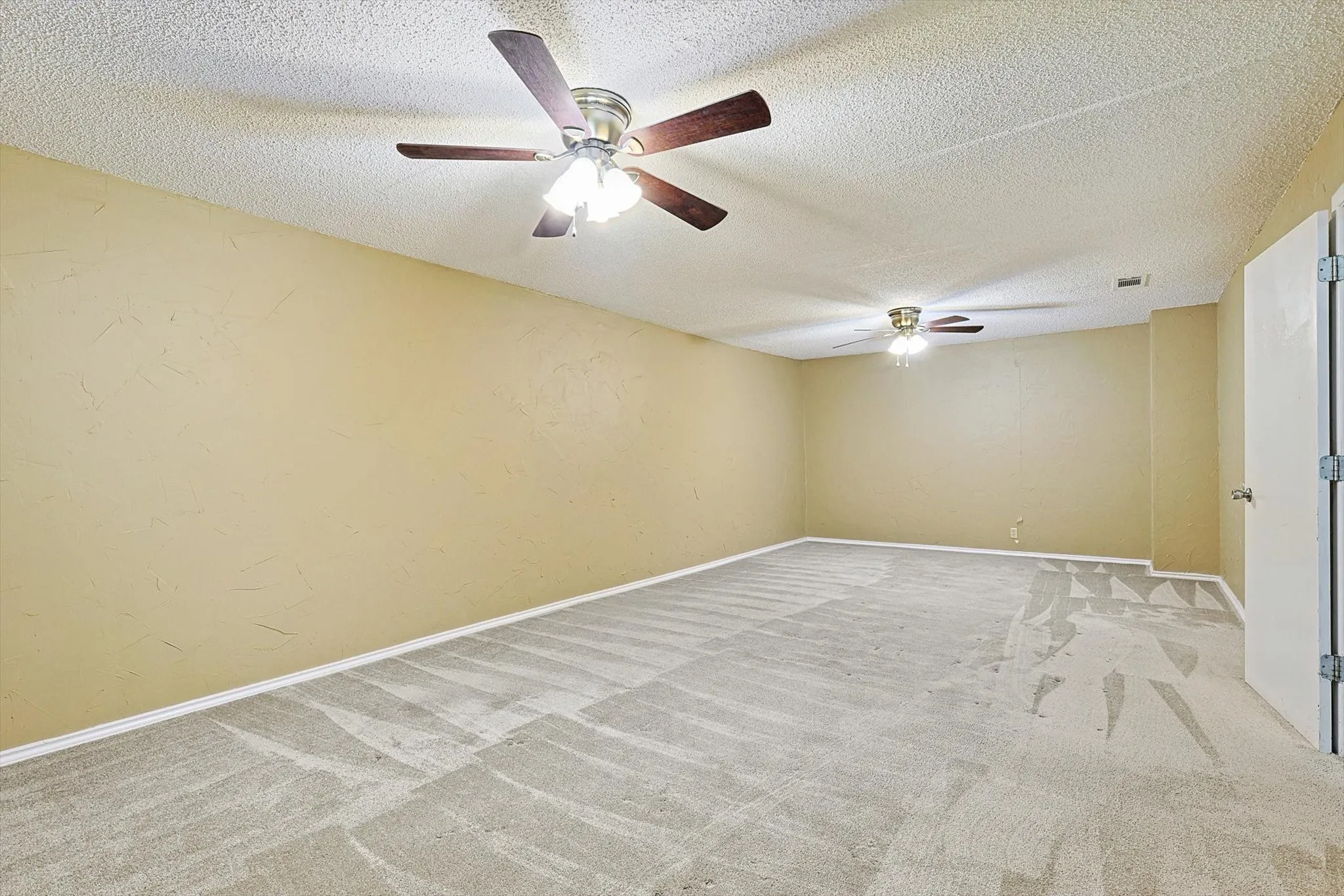 Lot's of individual large rooms line the sides of the sanctuary