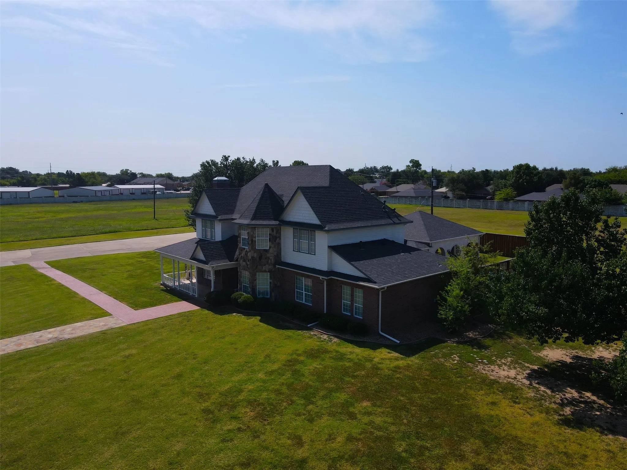 Single Family Residence For Sale in Hopkins County , 902 Booker Street, Sulphur Springs, Texas 75482, 3 Bedroom, 3 Bathroom, 4 Garage spaces, 3,661 Sqft, built in 1995, Preowned, mls#20836599, Real Estate Agent in Sulphur Springs, Homes For Sale in Hopkins county, Homes For Sale in Sulphur Springs, Realtor in Sulphur Springs Texas, Real Estate Brokerage Independent Realty Texas, Luminita Cordes Realtor