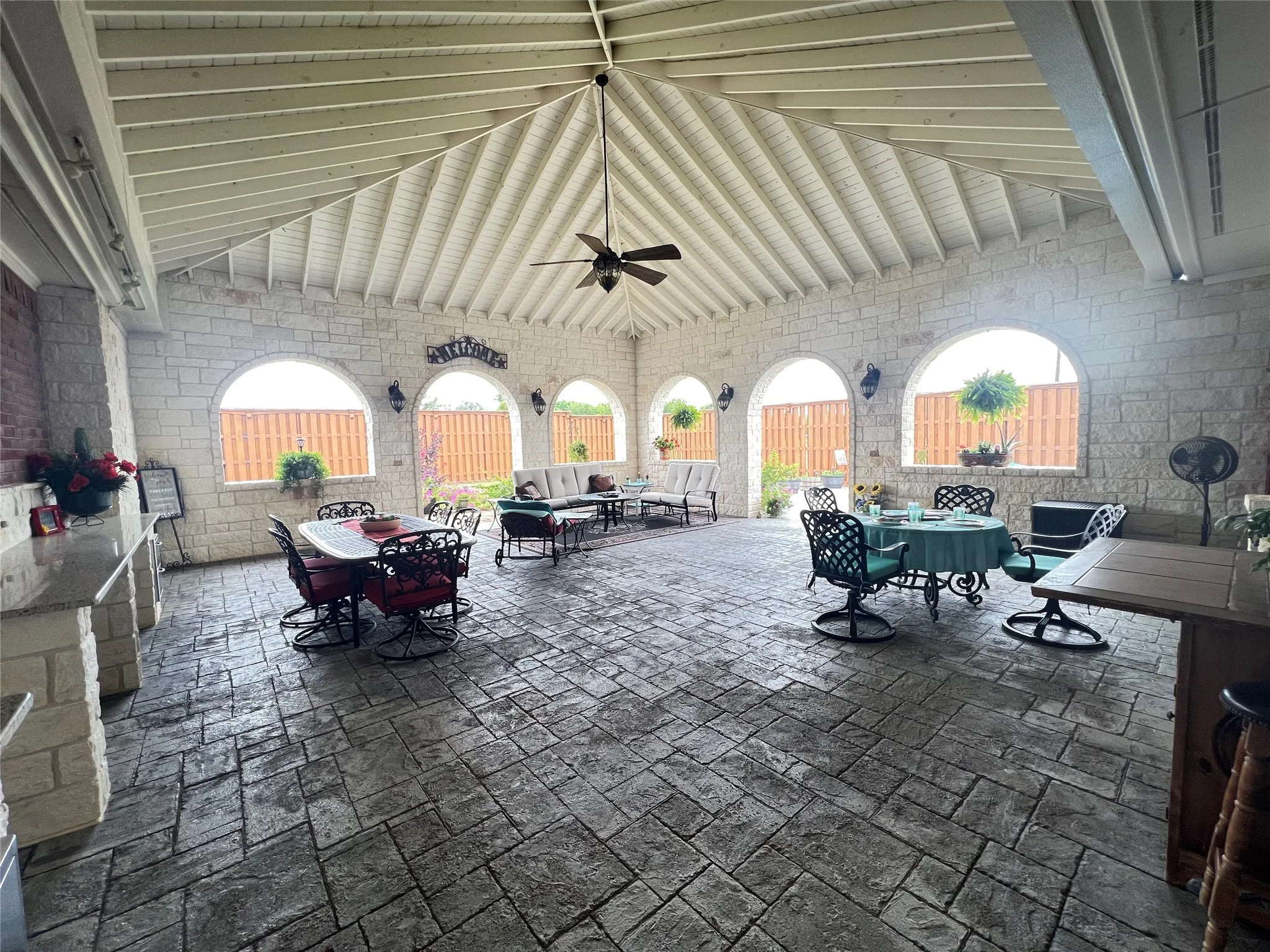 Single Family Residence For Sale in Hopkins County , 902 Booker Street, Sulphur Springs, Texas 75482, 3 Bedroom, 3 Bathroom, 4 Garage spaces, 3,661 Sqft, built in 1995, Preowned, mls#20836599, Real Estate Agent in Sulphur Springs, Homes For Sale in Hopkins county, Homes For Sale in Sulphur Springs, Realtor in Sulphur Springs Texas, Real Estate Brokerage Independent Realty Texas, Luminita Cordes Realtor