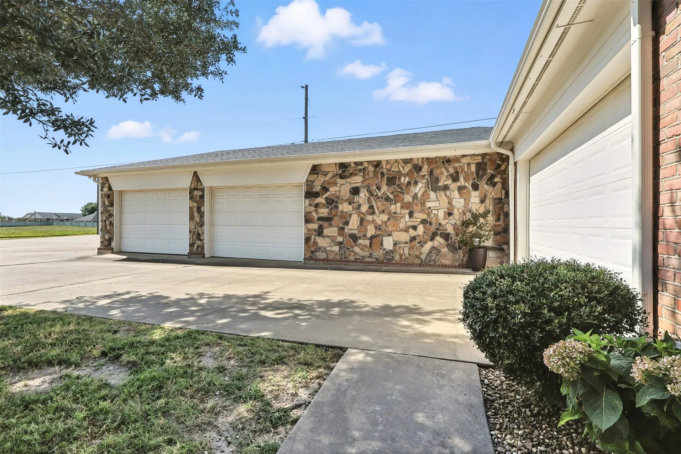 Single Family Residence For Sale in Hopkins County , 902 Booker Street, Sulphur Springs, Texas 75482, 3 Bedroom, 3 Bathroom, 4 Garage spaces, 3,661 Sqft, built in 1995, Preowned, mls#20836599, Real Estate Agent in Sulphur Springs, Homes For Sale in Hopkins county, Homes For Sale in Sulphur Springs, Realtor in Sulphur Springs Texas, Real Estate Brokerage Independent Realty Texas, Luminita Cordes Realtor