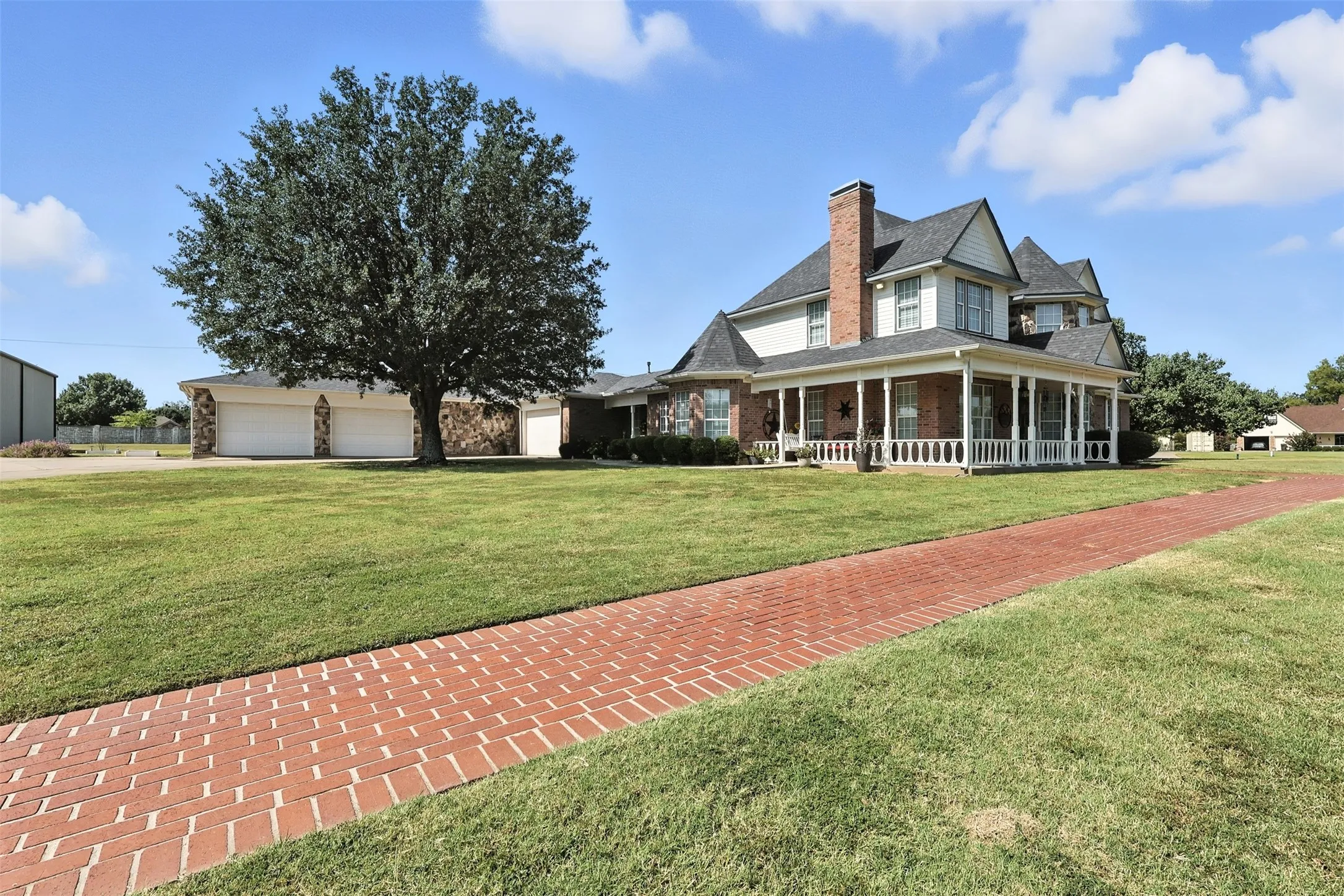 Single Family Residence For Sale in Hopkins County , 902 Booker Street, Sulphur Springs, Texas 75482, 3 Bedroom, 3 Bathroom, 4 Garage spaces, 3,661 Sqft, built in 1995, Preowned, mls#20836599, Real Estate Agent in Sulphur Springs, Homes For Sale in Hopkins county, Homes For Sale in Sulphur Springs, Realtor in Sulphur Springs Texas, Real Estate Brokerage Independent Realty Texas, Luminita Cordes Realtor