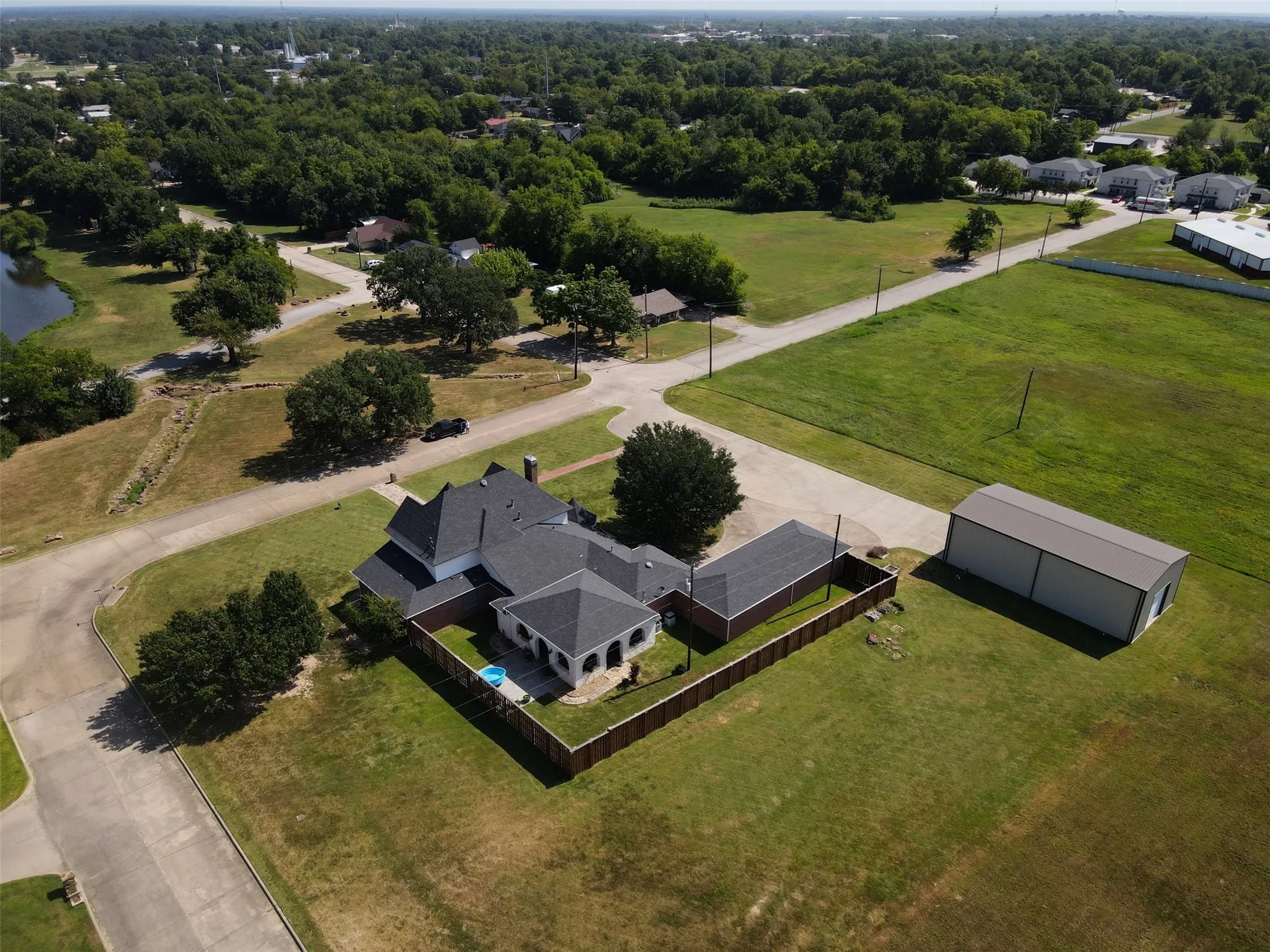 Single Family Residence For Sale in Hopkins County , 902 Booker Street, Sulphur Springs, Texas 75482, 3 Bedroom, 3 Bathroom, 4 Garage spaces, 3,661 Sqft, built in 1995, Preowned, mls#20836599, Real Estate Agent in Sulphur Springs, Homes For Sale in Hopkins county, Homes For Sale in Sulphur Springs, Realtor in Sulphur Springs Texas, Real Estate Brokerage Independent Realty Texas, Luminita Cordes Realtor