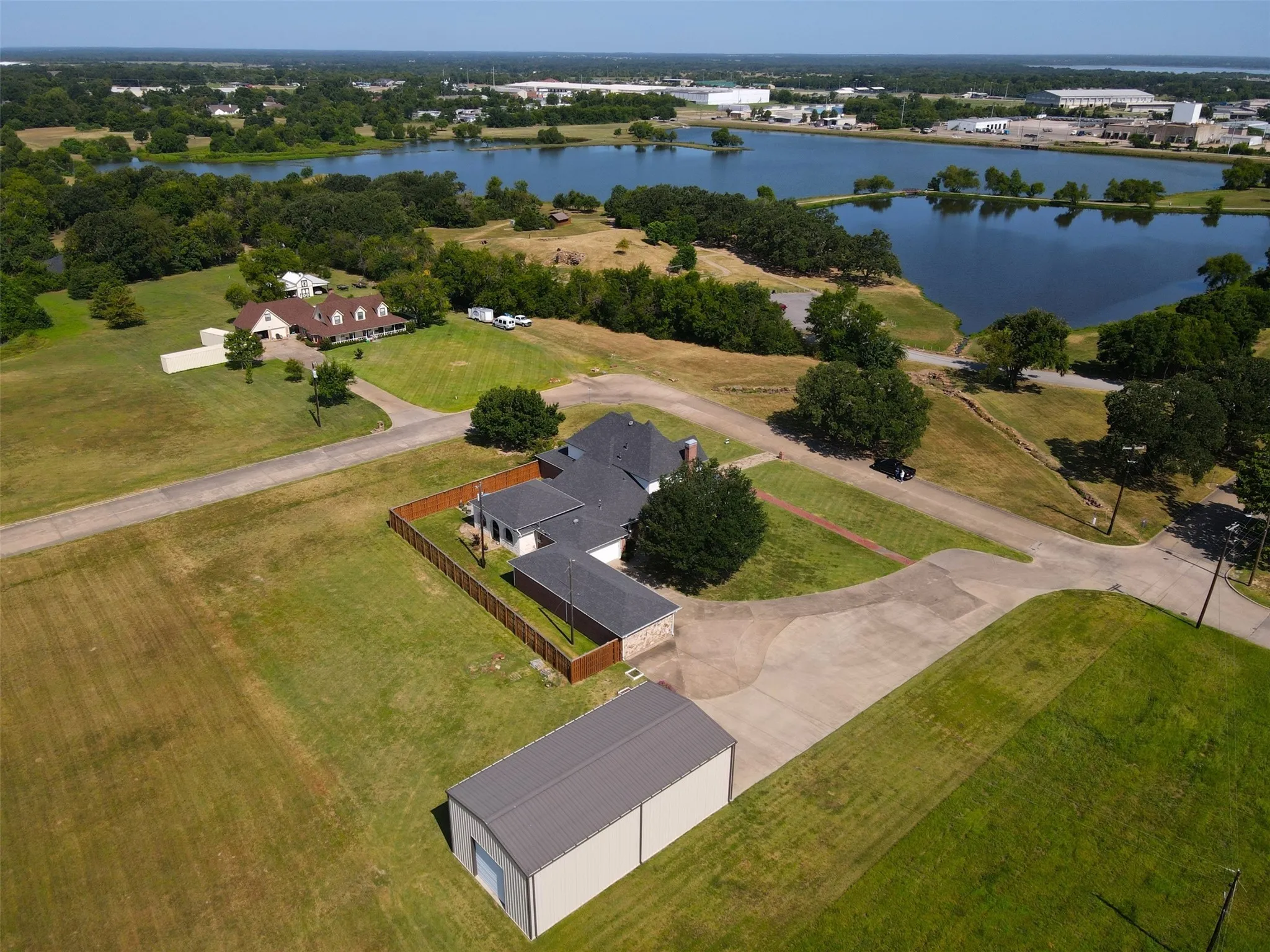 Single Family Residence For Sale in Hopkins County , 902 Booker Street, Sulphur Springs, Texas 75482, 3 Bedroom, 3 Bathroom, 4 Garage spaces, 3,661 Sqft, built in 1995, Preowned, mls#20836599, Real Estate Agent in Sulphur Springs, Homes For Sale in Hopkins county, Homes For Sale in Sulphur Springs, Realtor in Sulphur Springs Texas, Real Estate Brokerage Independent Realty Texas, Luminita Cordes Realtor