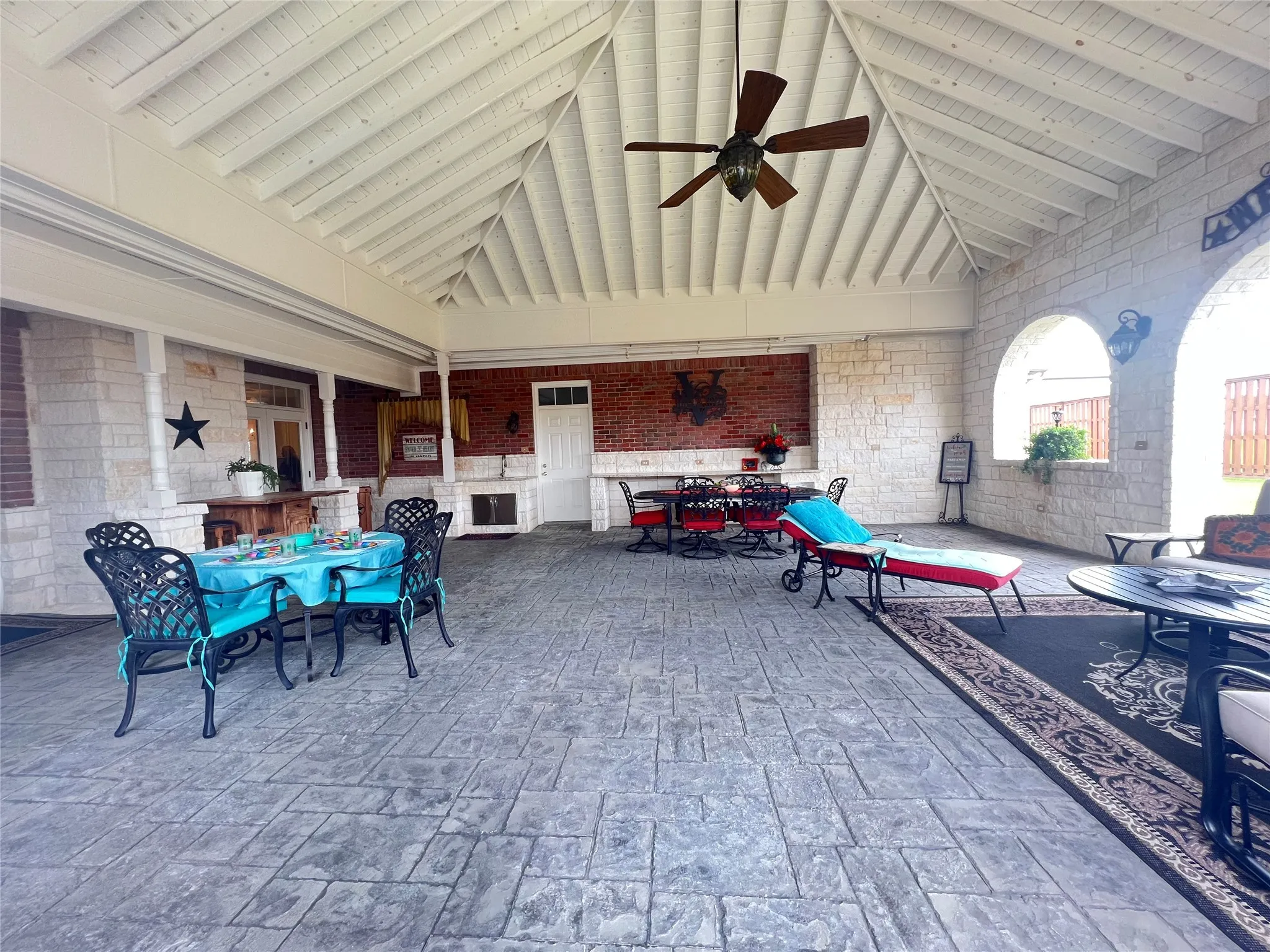 Single Family Residence For Sale in Hopkins County , 902 Booker Street, Sulphur Springs, Texas 75482, 3 Bedroom, 3 Bathroom, 4 Garage spaces, 3,661 Sqft, built in 1995, Preowned, mls#20836599, Real Estate Agent in Sulphur Springs, Homes For Sale in Hopkins county, Homes For Sale in Sulphur Springs, Realtor in Sulphur Springs Texas, Real Estate Brokerage Independent Realty Texas, Luminita Cordes Realtor