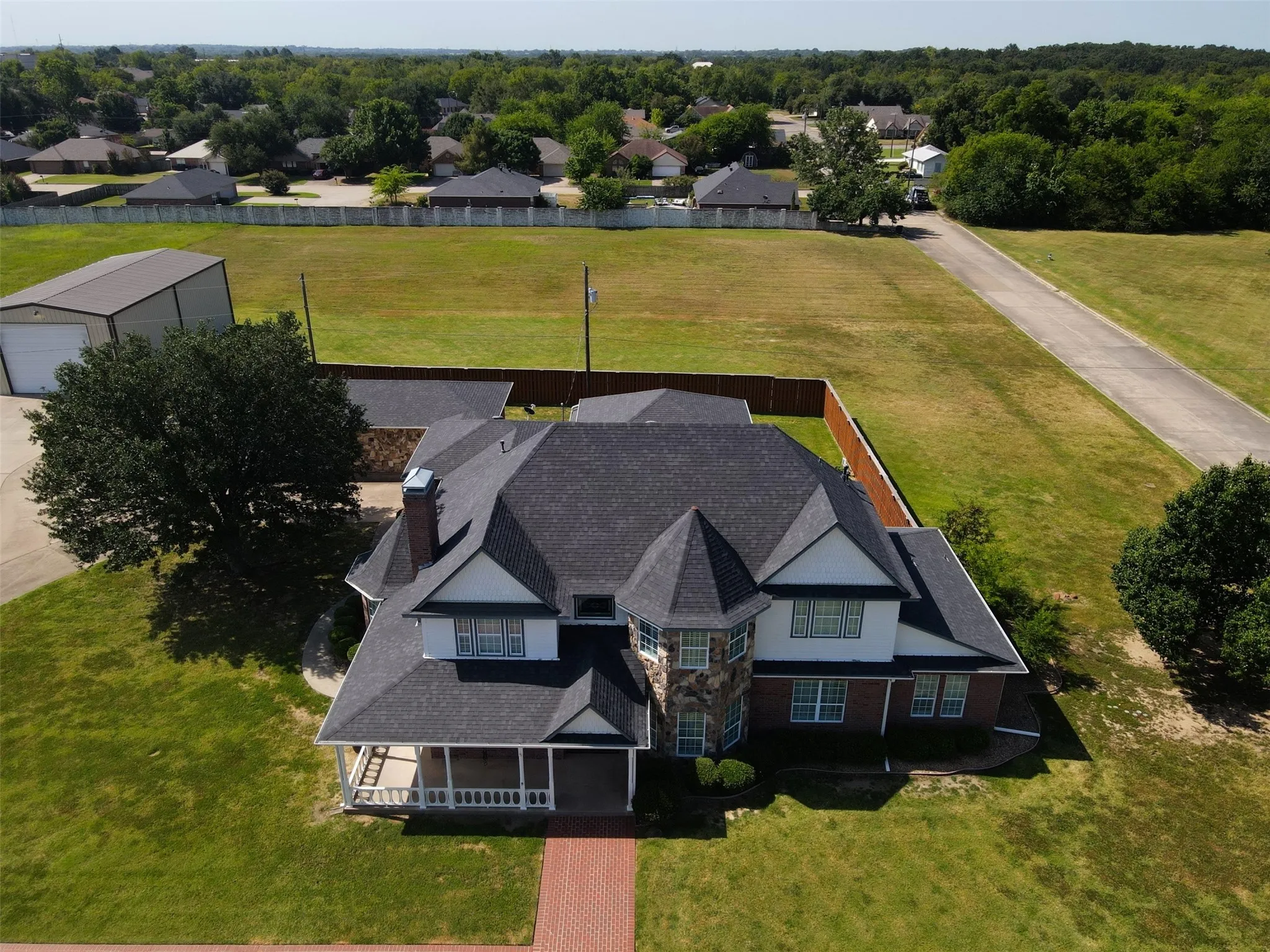 Single Family Residence For Sale in Hopkins County , 902 Booker Street, Sulphur Springs, Texas 75482, 3 Bedroom, 3 Bathroom, 4 Garage spaces, 3,661 Sqft, built in 1995, Preowned, mls#20836599, Real Estate Agent in Sulphur Springs, Homes For Sale in Hopkins county, Homes For Sale in Sulphur Springs, Realtor in Sulphur Springs Texas, Real Estate Brokerage Independent Realty Texas, Luminita Cordes Realtor