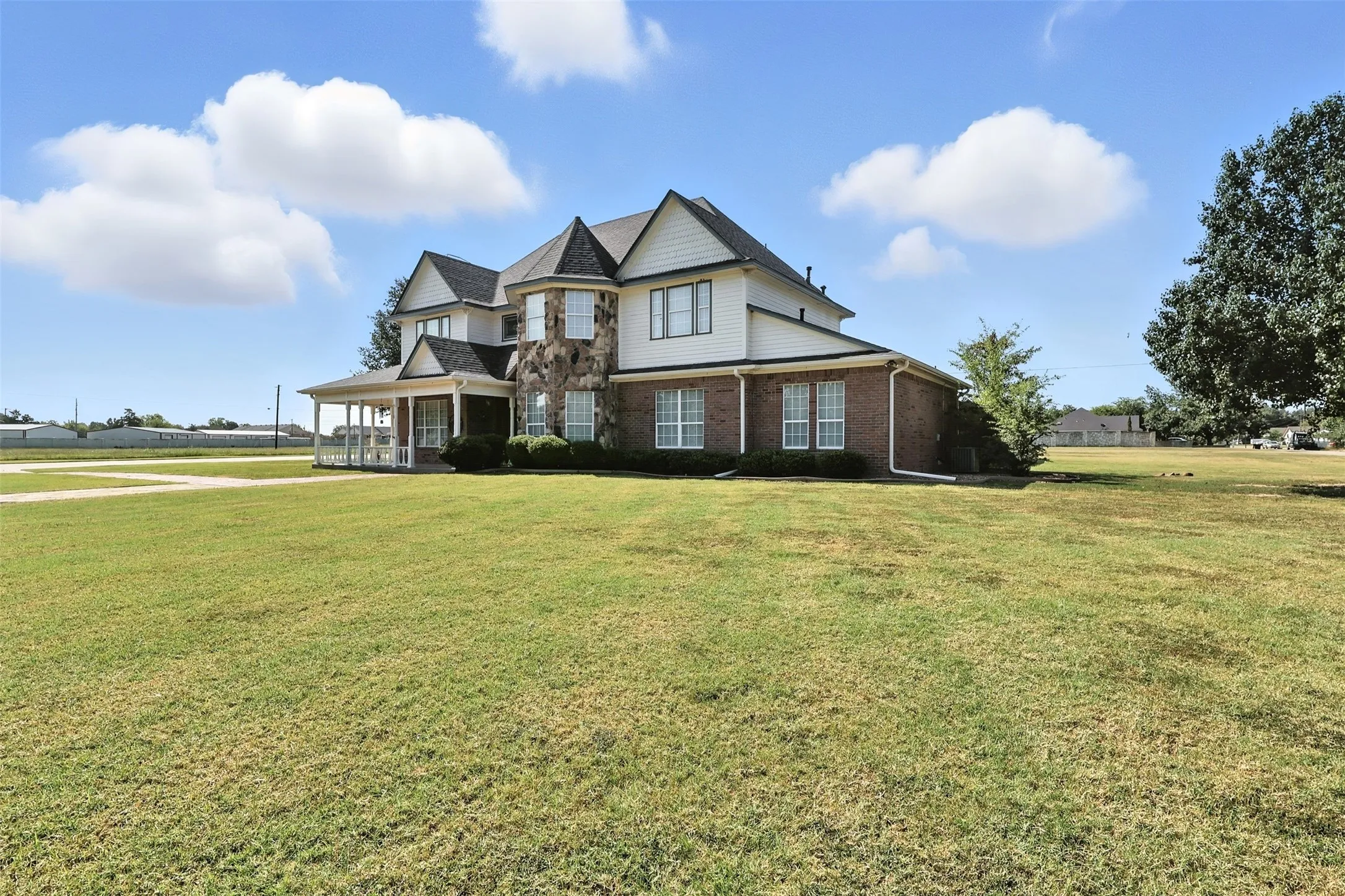 Single Family Residence For Sale in Hopkins County , 902 Booker Street, Sulphur Springs, Texas 75482, 3 Bedroom, 3 Bathroom, 4 Garage spaces, 3,661 Sqft, built in 1995, Preowned, mls#20836599, Real Estate Agent in Sulphur Springs, Homes For Sale in Hopkins county, Homes For Sale in Sulphur Springs, Realtor in Sulphur Springs Texas, Real Estate Brokerage Independent Realty Texas, Luminita Cordes Realtor
