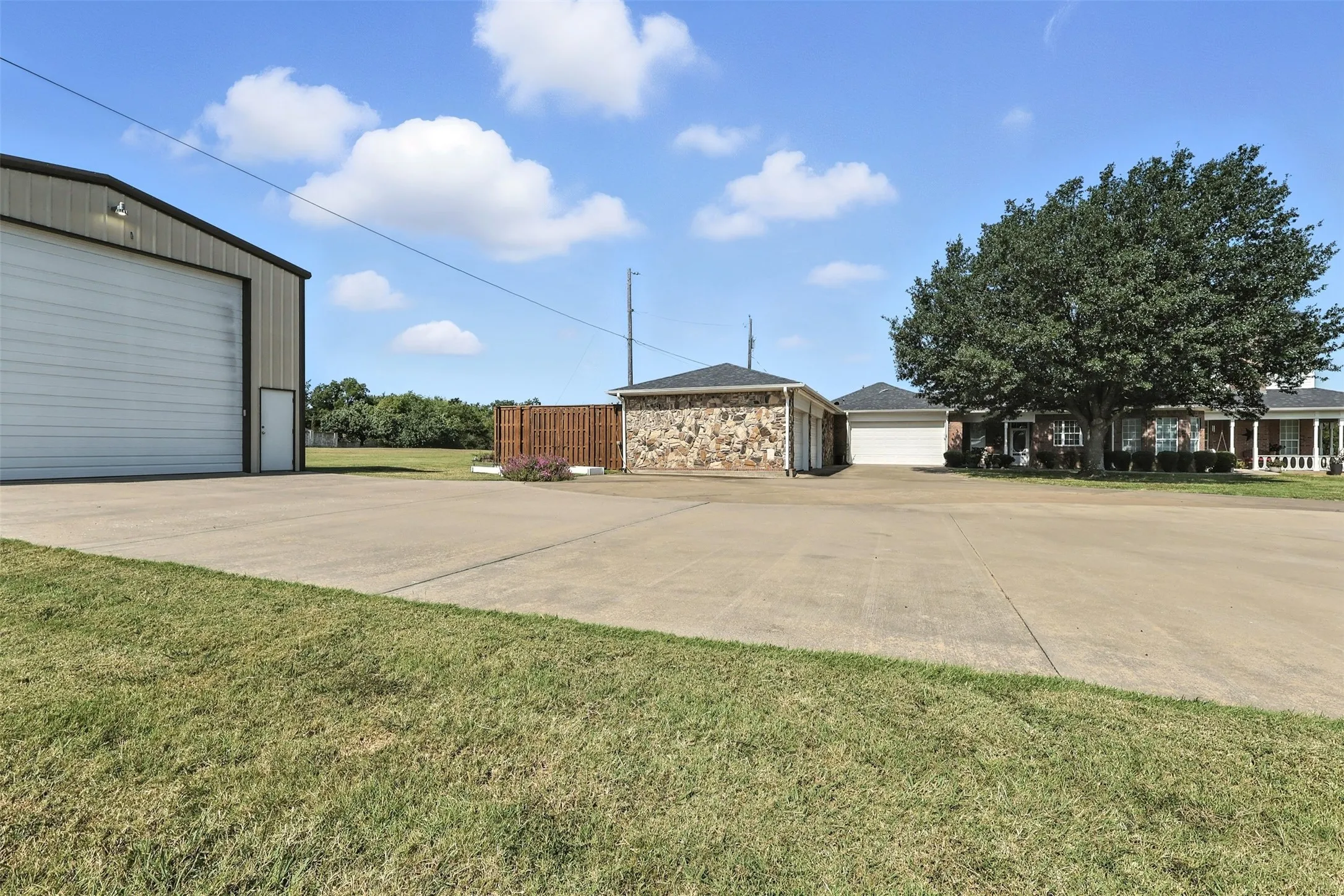 Single Family Residence For Sale in Hopkins County , 902 Booker Street, Sulphur Springs, Texas 75482, 3 Bedroom, 3 Bathroom, 4 Garage spaces, 3,661 Sqft, built in 1995, Preowned, mls#20836599, Real Estate Agent in Sulphur Springs, Homes For Sale in Hopkins county, Homes For Sale in Sulphur Springs, Realtor in Sulphur Springs Texas, Real Estate Brokerage Independent Realty Texas, Luminita Cordes Realtor