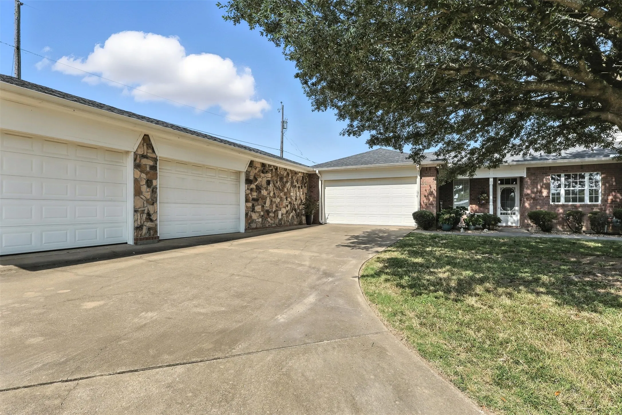 Single Family Residence For Sale in Hopkins County , 902 Booker Street, Sulphur Springs, Texas 75482, 3 Bedroom, 3 Bathroom, 4 Garage spaces, 3,661 Sqft, built in 1995, Preowned, mls#20836599, Real Estate Agent in Sulphur Springs, Homes For Sale in Hopkins county, Homes For Sale in Sulphur Springs, Realtor in Sulphur Springs Texas, Real Estate Brokerage Independent Realty Texas, Luminita Cordes Realtor