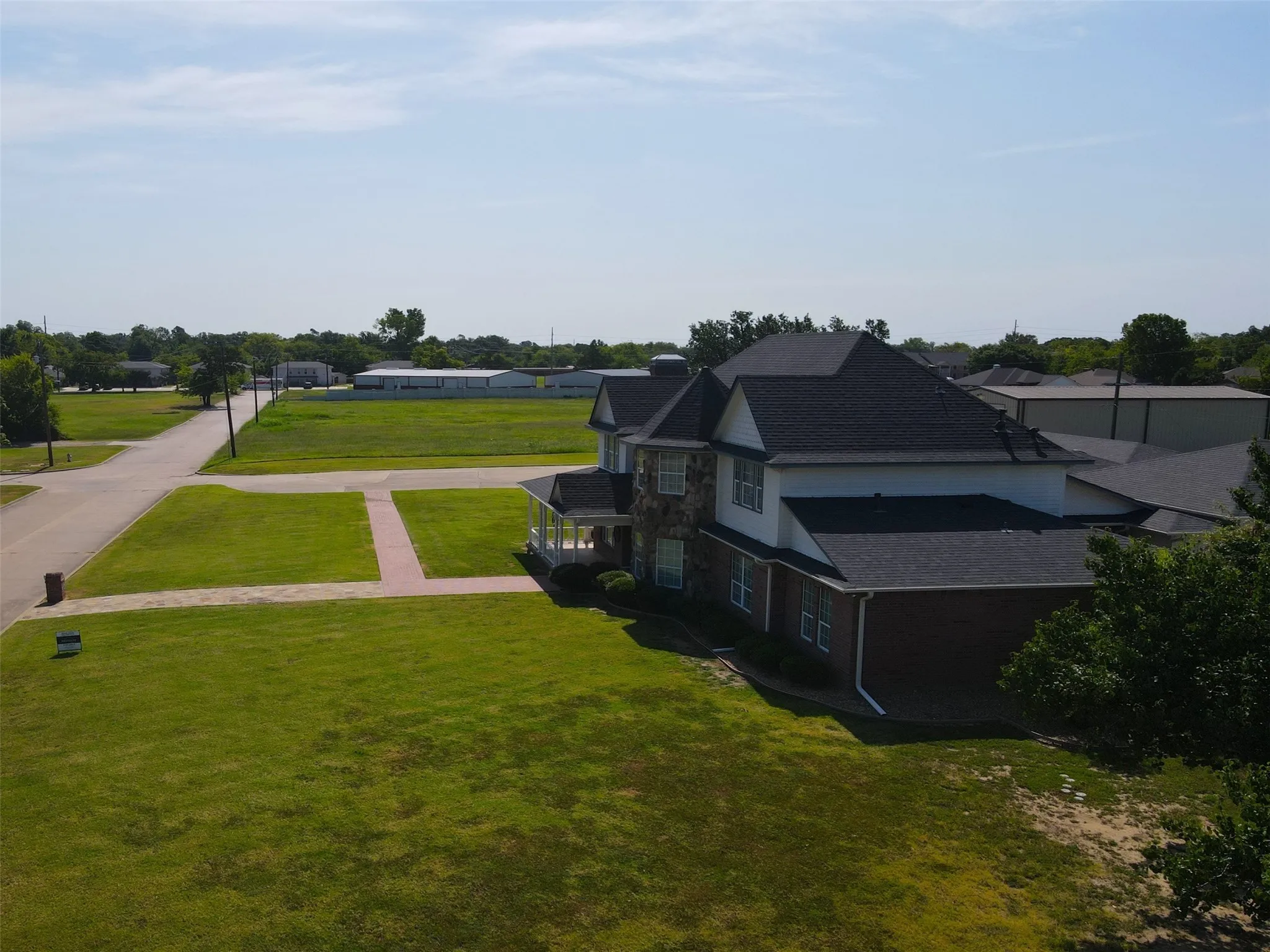 Single Family Residence For Sale in Hopkins County , 902 Booker Street, Sulphur Springs, Texas 75482, 3 Bedroom, 3 Bathroom, 4 Garage spaces, 3,661 Sqft, built in 1995, Preowned, mls#20836599, Real Estate Agent in Sulphur Springs, Homes For Sale in Hopkins county, Homes For Sale in Sulphur Springs, Realtor in Sulphur Springs Texas, Real Estate Brokerage Independent Realty Texas, Luminita Cordes Realtor