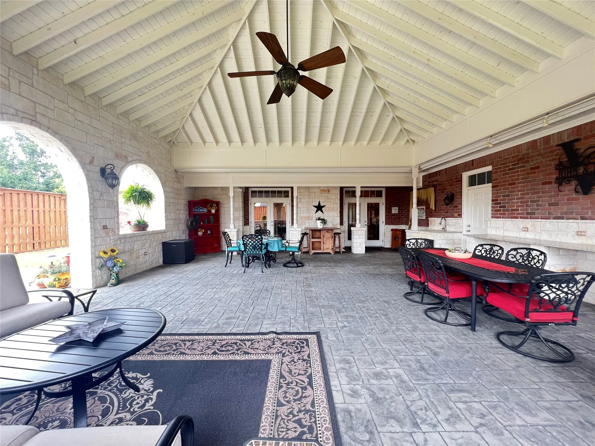 Single Family Residence For Sale in Hopkins County , 902 Booker Street, Sulphur Springs, Texas 75482, 3 Bedroom, 3 Bathroom, 4 Garage spaces, 3,661 Sqft, built in 1995, Preowned, mls#20836599, Real Estate Agent in Sulphur Springs, Homes For Sale in Hopkins county, Homes For Sale in Sulphur Springs, Realtor in Sulphur Springs Texas, Real Estate Brokerage Independent Realty Texas, Luminita Cordes Realtor