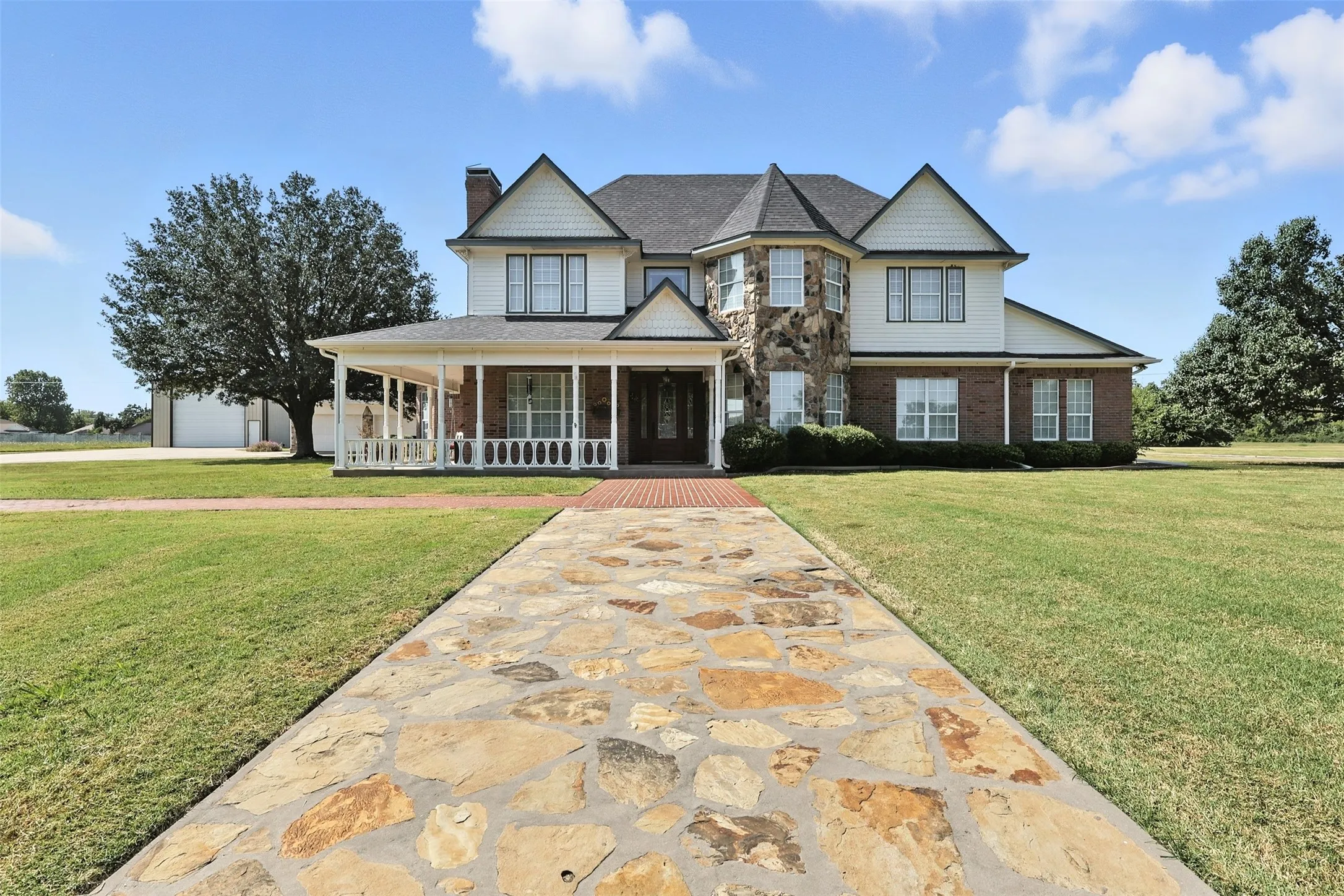 Single Family Residence For Sale in Hopkins County , 902 Booker Street, Sulphur Springs, Texas 75482, 3 Bedroom, 3 Bathroom, 4 Garage spaces, 3,661 Sqft, built in 1995, Preowned, mls#20836599, Real Estate Agent in Sulphur Springs, Homes For Sale in Hopkins county, Homes For Sale in Sulphur Springs, Realtor in Sulphur Springs Texas, Real Estate Brokerage Independent Realty Texas, Luminita Cordes Realtor