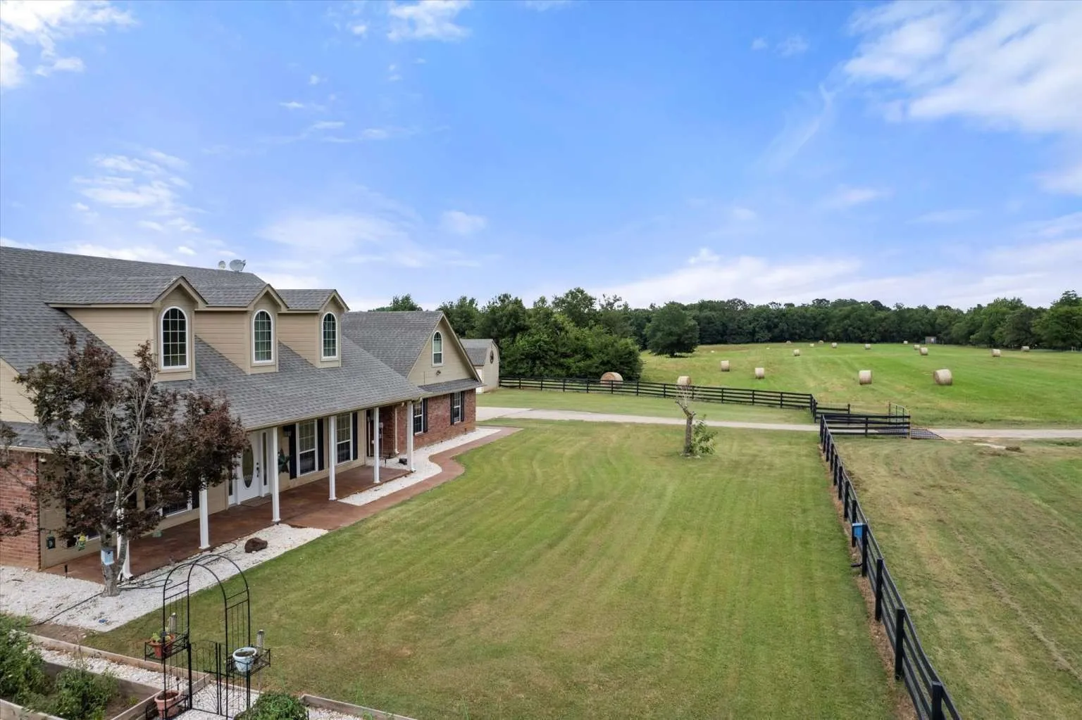 Single Family Residence For Sale in Franklin (TX) County , 274 CR 3230 SW 3230, Winnsboro, Texas 75494, 4 Bedroom, 3 Bathroom, 2 Garage spaces, 2,312 Sqft, built in 1999, Preowned, mls#20842967, Real Estate Agent in Winnsboro, Homes For Sale in Franklin (TX) county, Homes For Sale in Winnsboro, Realtor in Winnsboro Texas, Real Estate Brokerage Independent Realty Texas, Luminita Cordes Realtor
