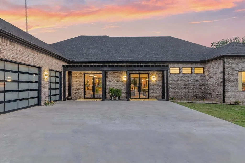 Single Family Residence For Sale in Wood County , 255 Private Road 5941, Emory, Texas 75440, 3 Bedrooms, 4 Bathrooms, 3 Garage spaces, 3,612 Sqft, built in 2022, Preowned, Price $999,000, mls#20846124, Real Estate Agent in Emory, Homes For Sale in Wood county, Homes For Sale in Emory, Realtor in Emory Texas, Real Estate Brokerage Independent Realty Texas, Luminita Cordes Realtor