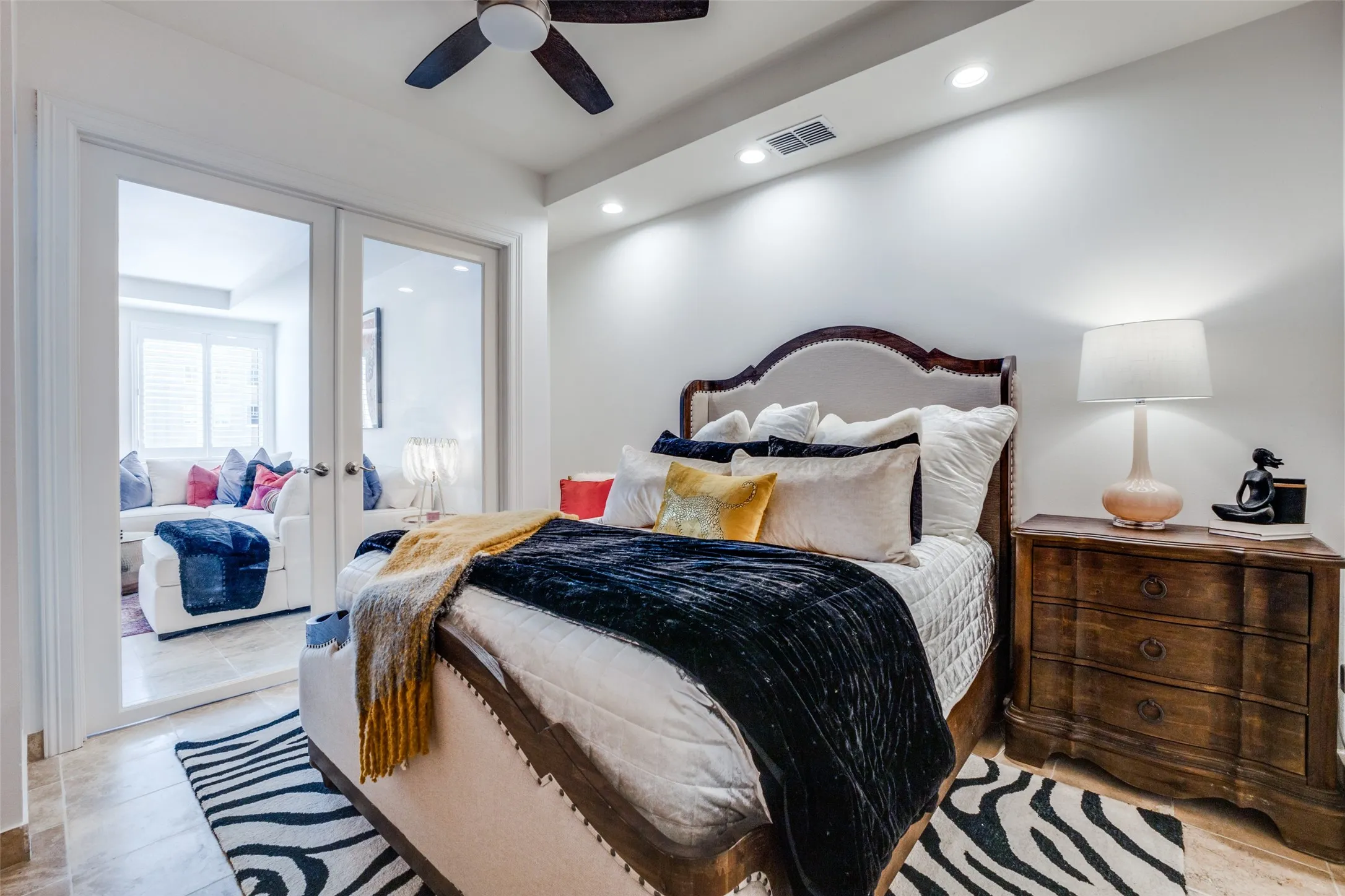 Condominium For Sale in Dallas County , 1505 Elm Street 501, Dallas, Texas 75201, 1 Bedroom, 2 Bathroom, 1 Garage spaces, 1,059 Sqft, built in 1957, Preowned, mls#20836013, Real Estate Agent in Dallas, Homes For Sale in Dallas county, Homes For Sale in Dallas, Realtor in Dallas Texas, Real Estate Brokerage Independent Realty Texas, Luminita Cordes Realtor