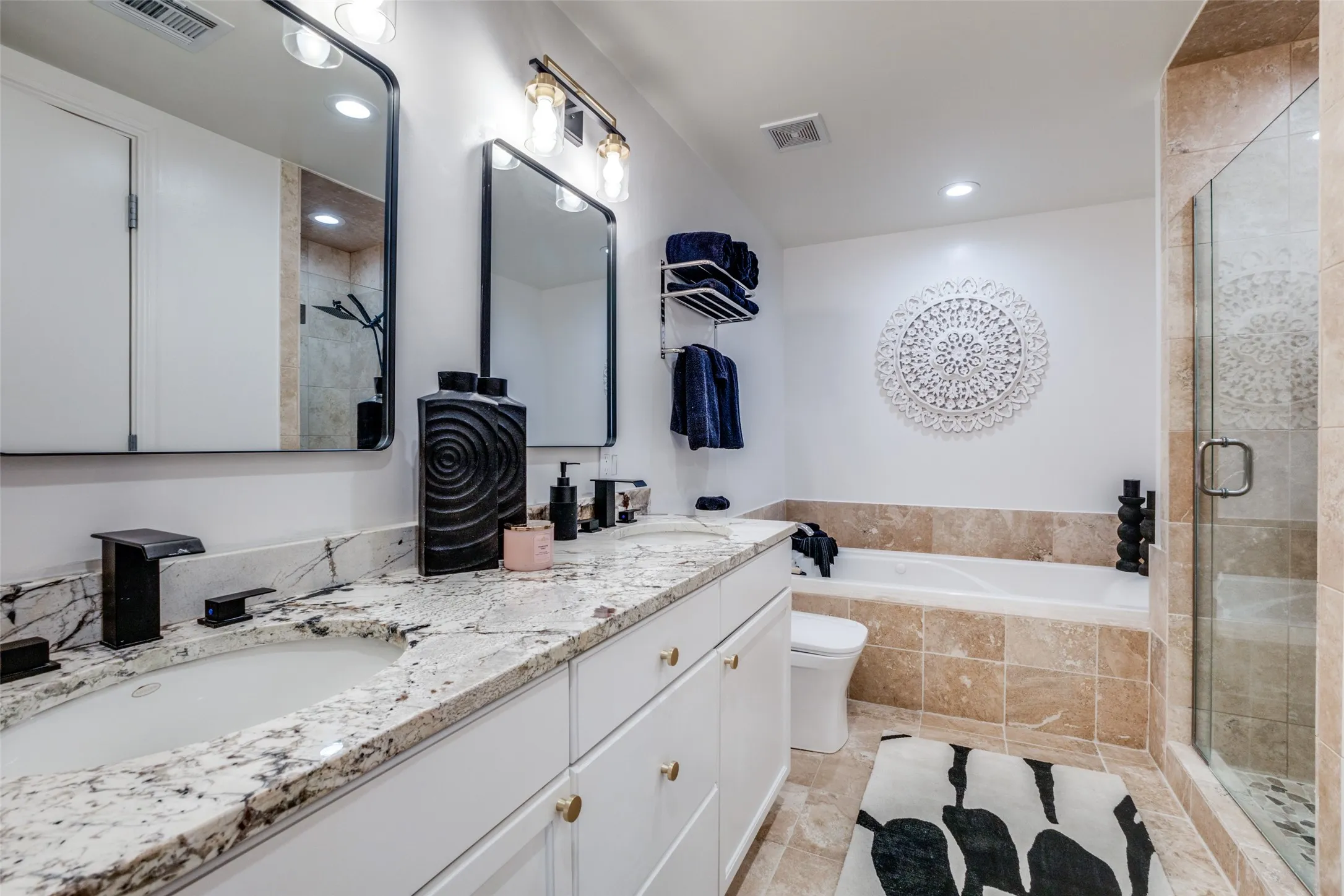 Condominium For Sale in Dallas County , 1505 Elm Street 501, Dallas, Texas 75201, 1 Bedroom, 2 Bathroom, 1 Garage spaces, 1,059 Sqft, built in 1957, Preowned, mls#20836013, Real Estate Agent in Dallas, Homes For Sale in Dallas county, Homes For Sale in Dallas, Realtor in Dallas Texas, Real Estate Brokerage Independent Realty Texas, Luminita Cordes Realtor