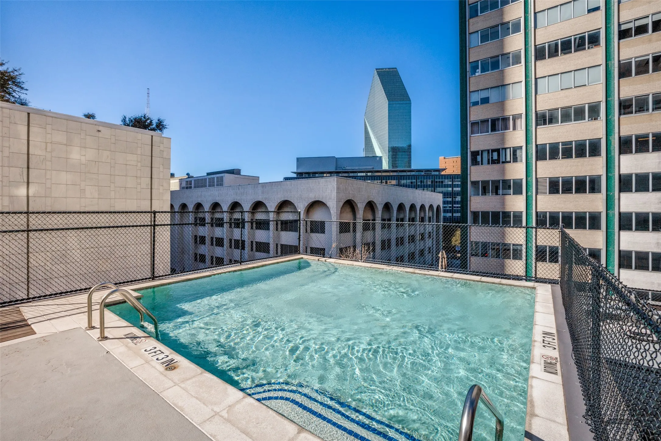 Condominium For Sale in Dallas County , 1505 Elm Street 501, Dallas, Texas 75201, 1 Bedroom, 2 Bathroom, 1 Garage spaces, 1,059 Sqft, built in 1957, Preowned, mls#20836013, Real Estate Agent in Dallas, Homes For Sale in Dallas county, Homes For Sale in Dallas, Realtor in Dallas Texas, Real Estate Brokerage Independent Realty Texas, Luminita Cordes Realtor