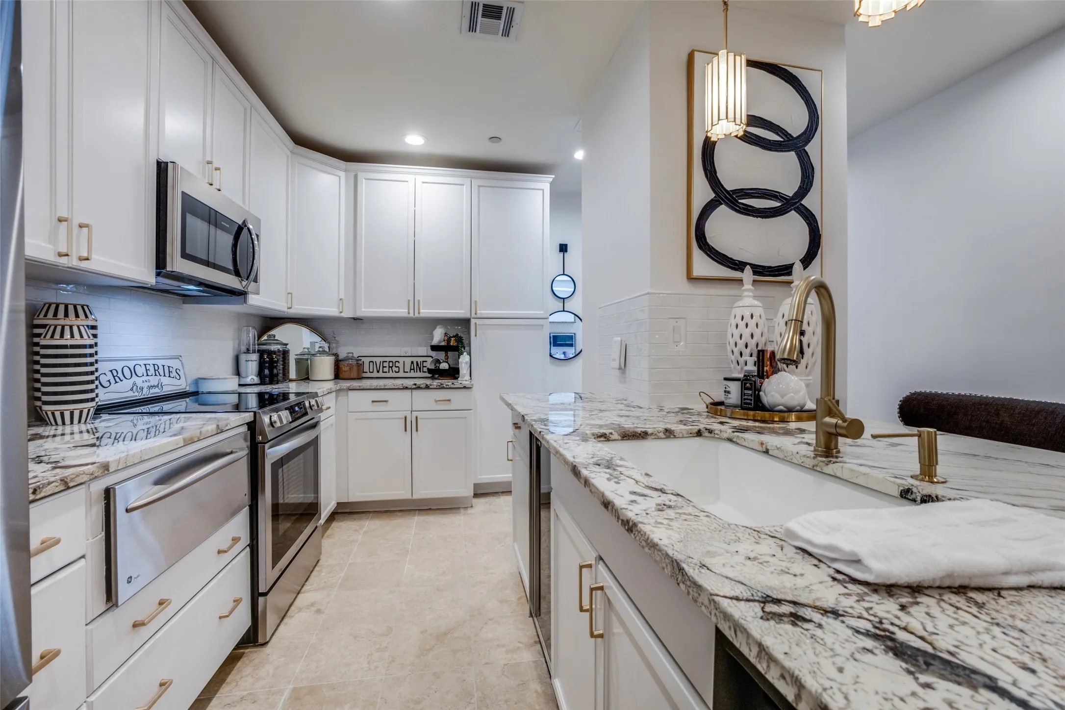 Condominium For Sale in Dallas County , 1505 Elm Street 501, Dallas, Texas 75201, 1 Bedroom, 2 Bathroom, 1 Garage spaces, 1,059 Sqft, built in 1957, Preowned, mls#20836013, Real Estate Agent in Dallas, Homes For Sale in Dallas county, Homes For Sale in Dallas, Realtor in Dallas Texas, Real Estate Brokerage Independent Realty Texas, Luminita Cordes Realtor
