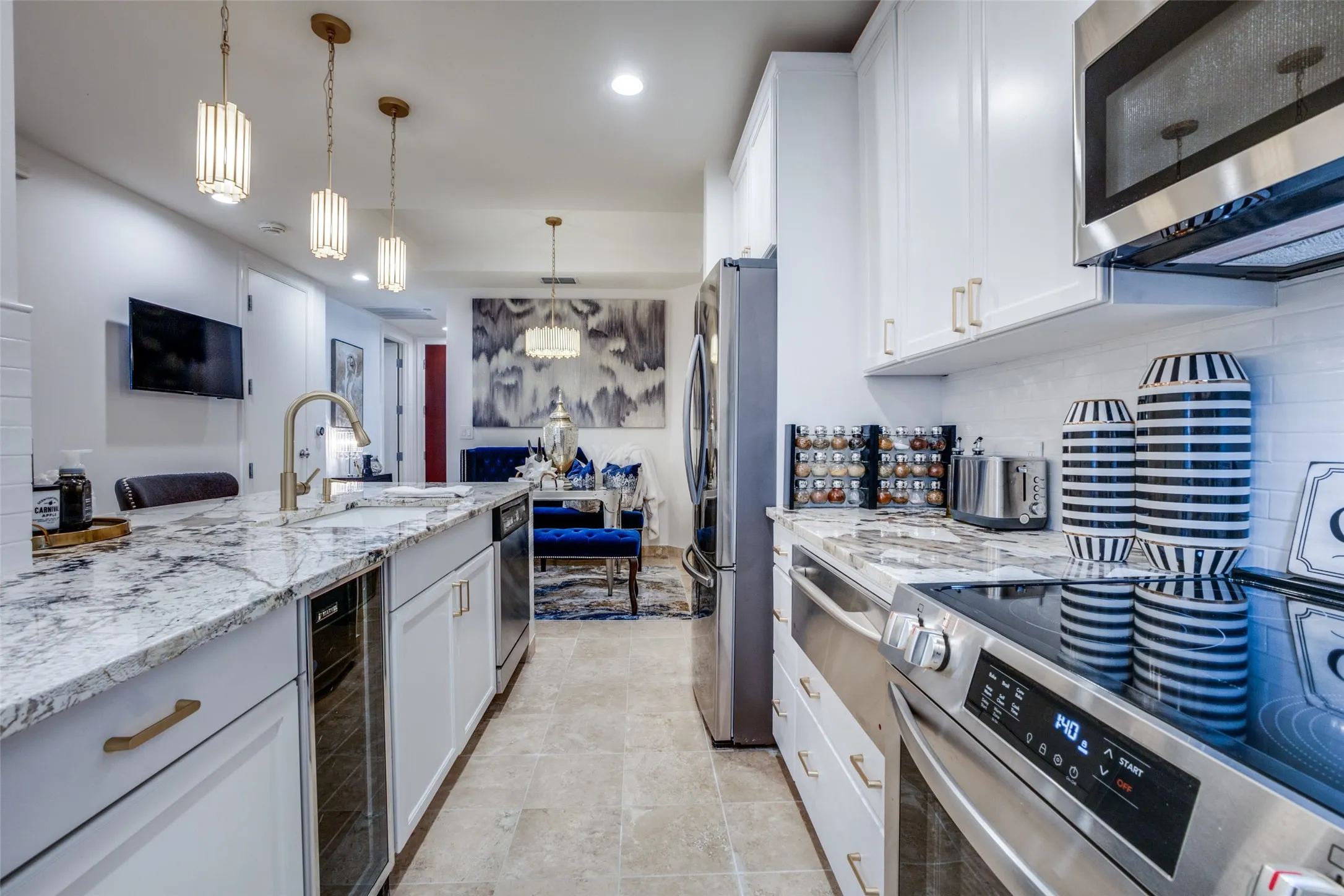 Condominium For Sale in Dallas County , 1505 Elm Street 501, Dallas, Texas 75201, 1 Bedroom, 2 Bathroom, 1 Garage spaces, 1,059 Sqft, built in 1957, Preowned, mls#20836013, Real Estate Agent in Dallas, Homes For Sale in Dallas county, Homes For Sale in Dallas, Realtor in Dallas Texas, Real Estate Brokerage Independent Realty Texas, Luminita Cordes Realtor