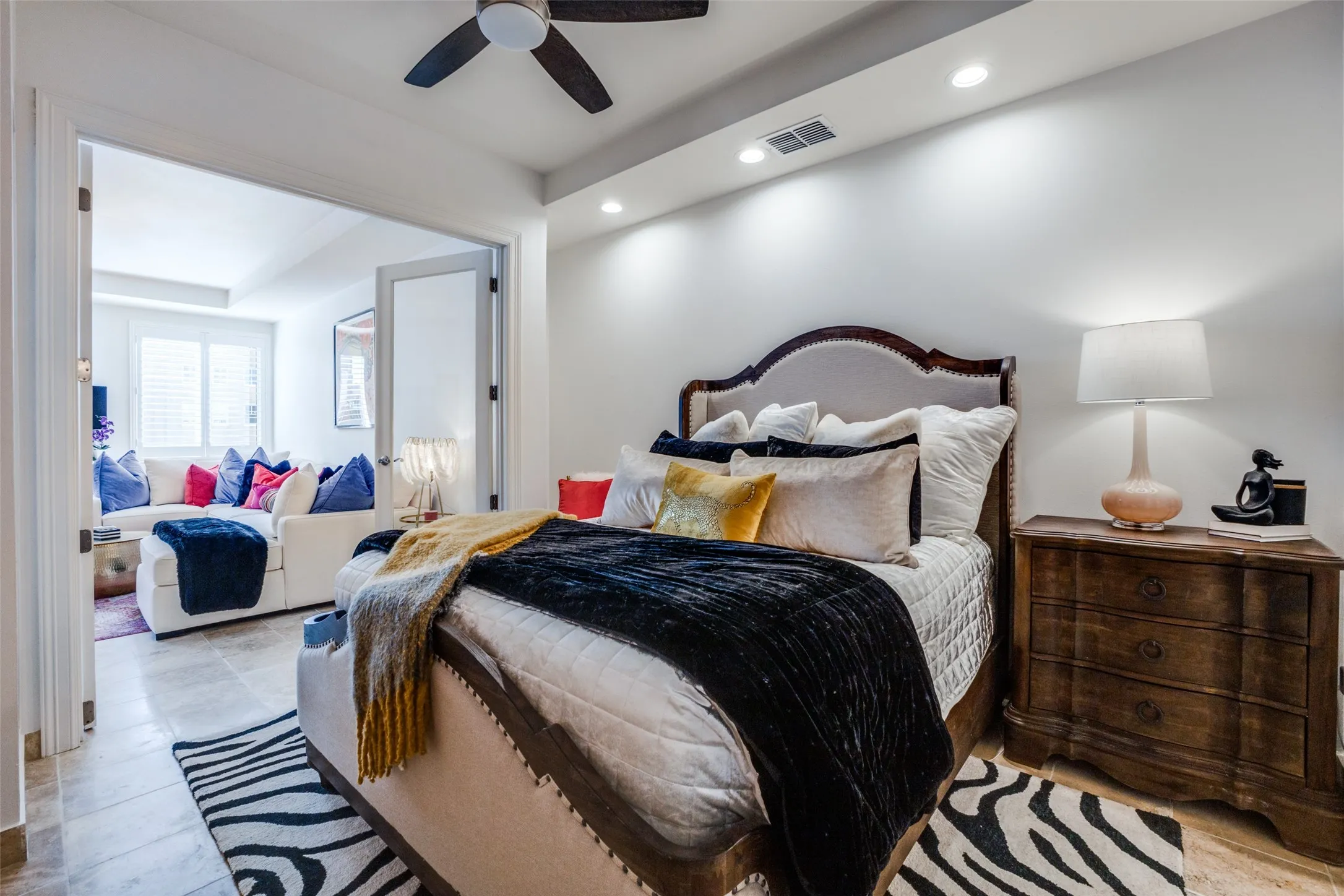 Condominium For Sale in Dallas County , 1505 Elm Street 501, Dallas, Texas 75201, 1 Bedroom, 2 Bathroom, 1 Garage spaces, 1,059 Sqft, built in 1957, Preowned, mls#20836013, Real Estate Agent in Dallas, Homes For Sale in Dallas county, Homes For Sale in Dallas, Realtor in Dallas Texas, Real Estate Brokerage Independent Realty Texas, Luminita Cordes Realtor
