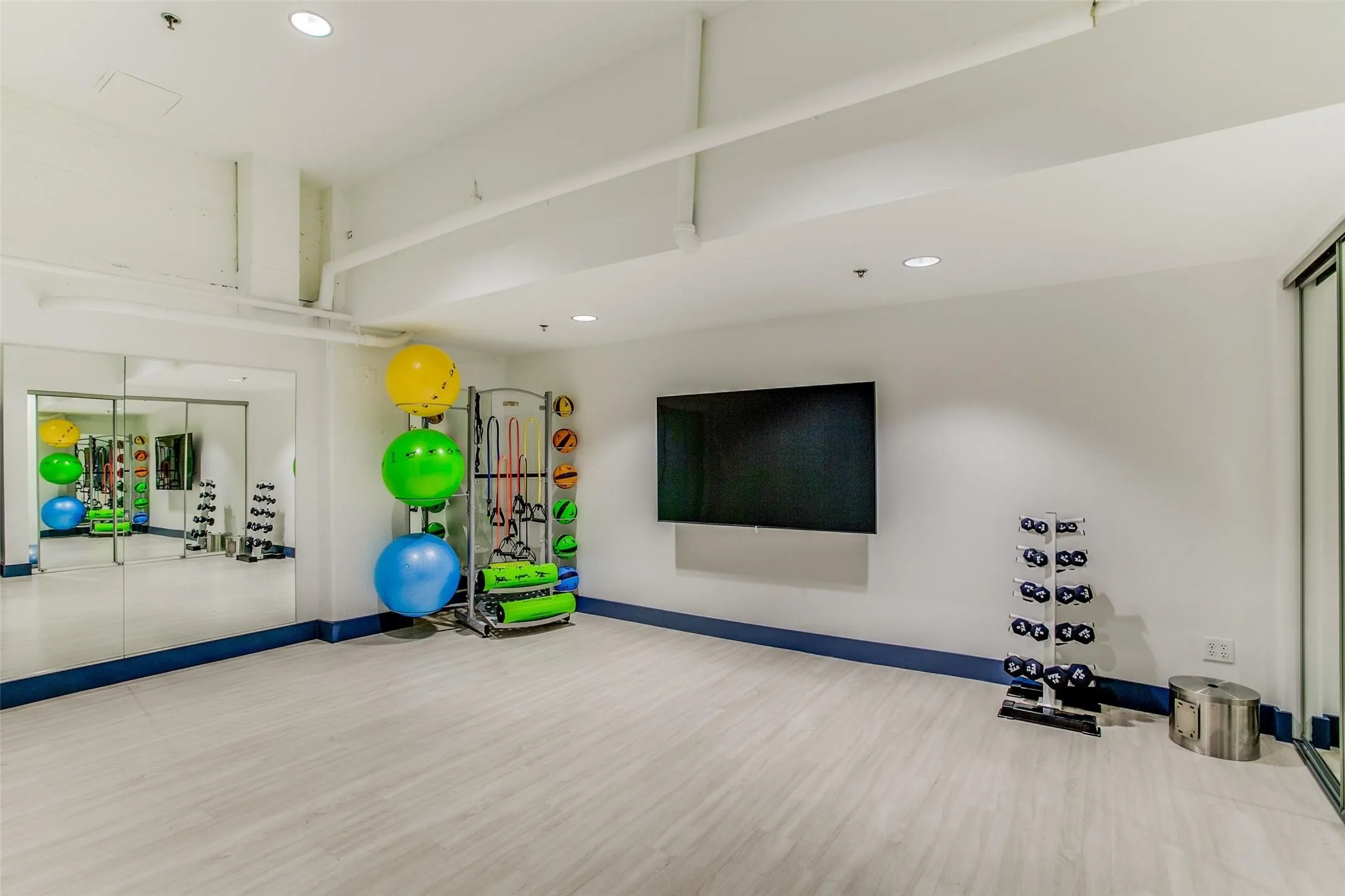 Condominium For Sale in Dallas County , 1505 Elm Street 501, Dallas, Texas 75201, 1 Bedroom, 2 Bathroom, 1 Garage spaces, 1,059 Sqft, built in 1957, Preowned, mls#20836013, Real Estate Agent in Dallas, Homes For Sale in Dallas county, Homes For Sale in Dallas, Realtor in Dallas Texas, Real Estate Brokerage Independent Realty Texas, Luminita Cordes Realtor
