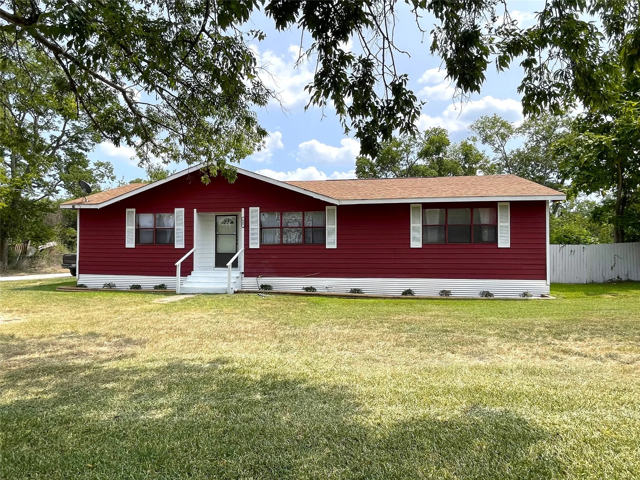 Single Family Residence For Sale in Freestone County , 901 Washington Street, Teague, Texas 75860, 3 Bedroom, 2 Bathroom, Garage spaces, 1,438 Sqft, built in 1990, mls#20845563, Real Estate Agent in Teague, Homes For Sale in Freestone county, Homes For Sale in Teague, Realtor in Teague Texas, Real Estate Brokerage Independent Realty Texas, Luminita Cordes Realtor