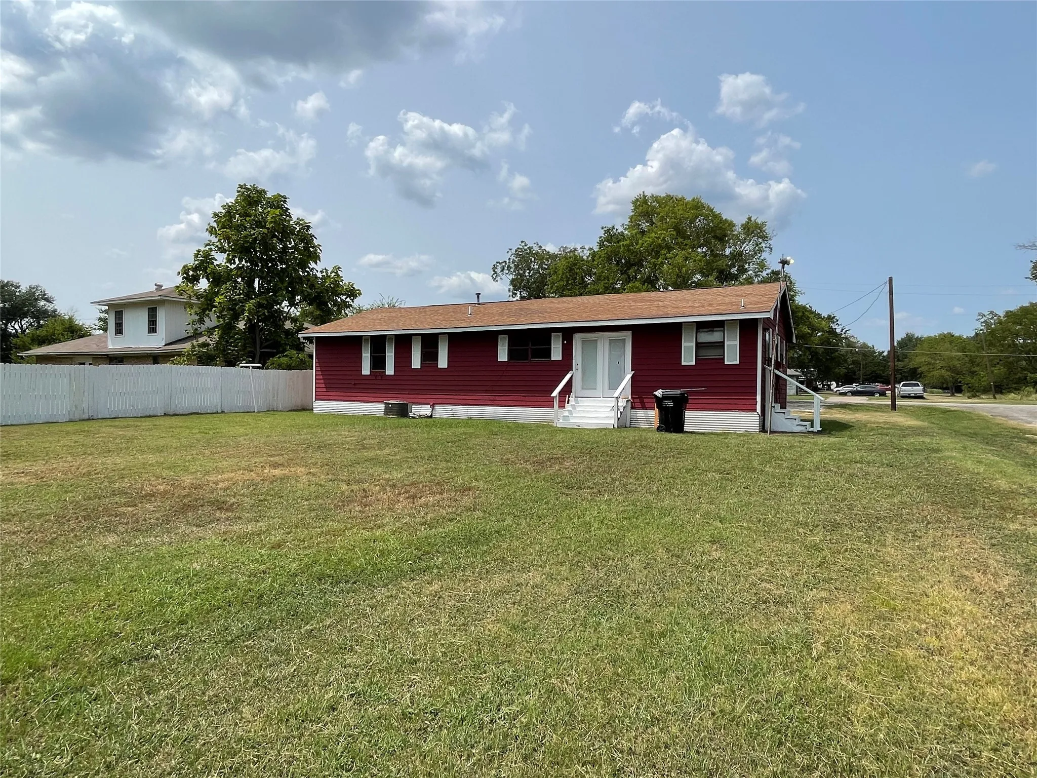 Single Family Residence For Sale in Freestone County , 901 Washington Street, Teague, Texas 75860, 3 Bedroom, 2 Bathroom, Garage spaces, 1,438 Sqft, built in 1990, mls#20845563, Real Estate Agent in Teague, Homes For Sale in Freestone county, Homes For Sale in Teague, Realtor in Teague Texas, Real Estate Brokerage Independent Realty Texas, Luminita Cordes Realtor