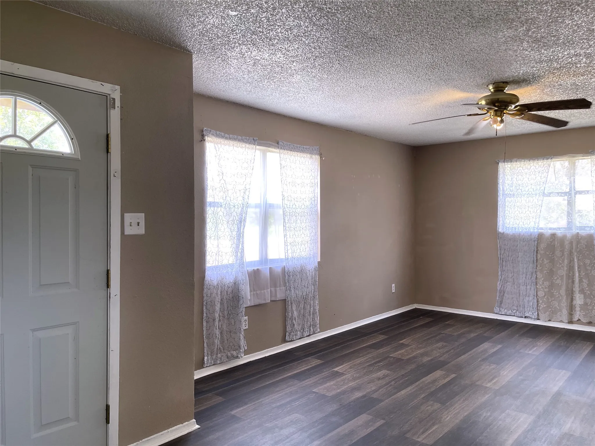Single Family Residence For Sale in Freestone County , 901 Washington Street, Teague, Texas 75860, 3 Bedroom, 2 Bathroom, Garage spaces, 1,438 Sqft, built in 1990, mls#20845563, Real Estate Agent in Teague, Homes For Sale in Freestone county, Homes For Sale in Teague, Realtor in Teague Texas, Real Estate Brokerage Independent Realty Texas, Luminita Cordes Realtor