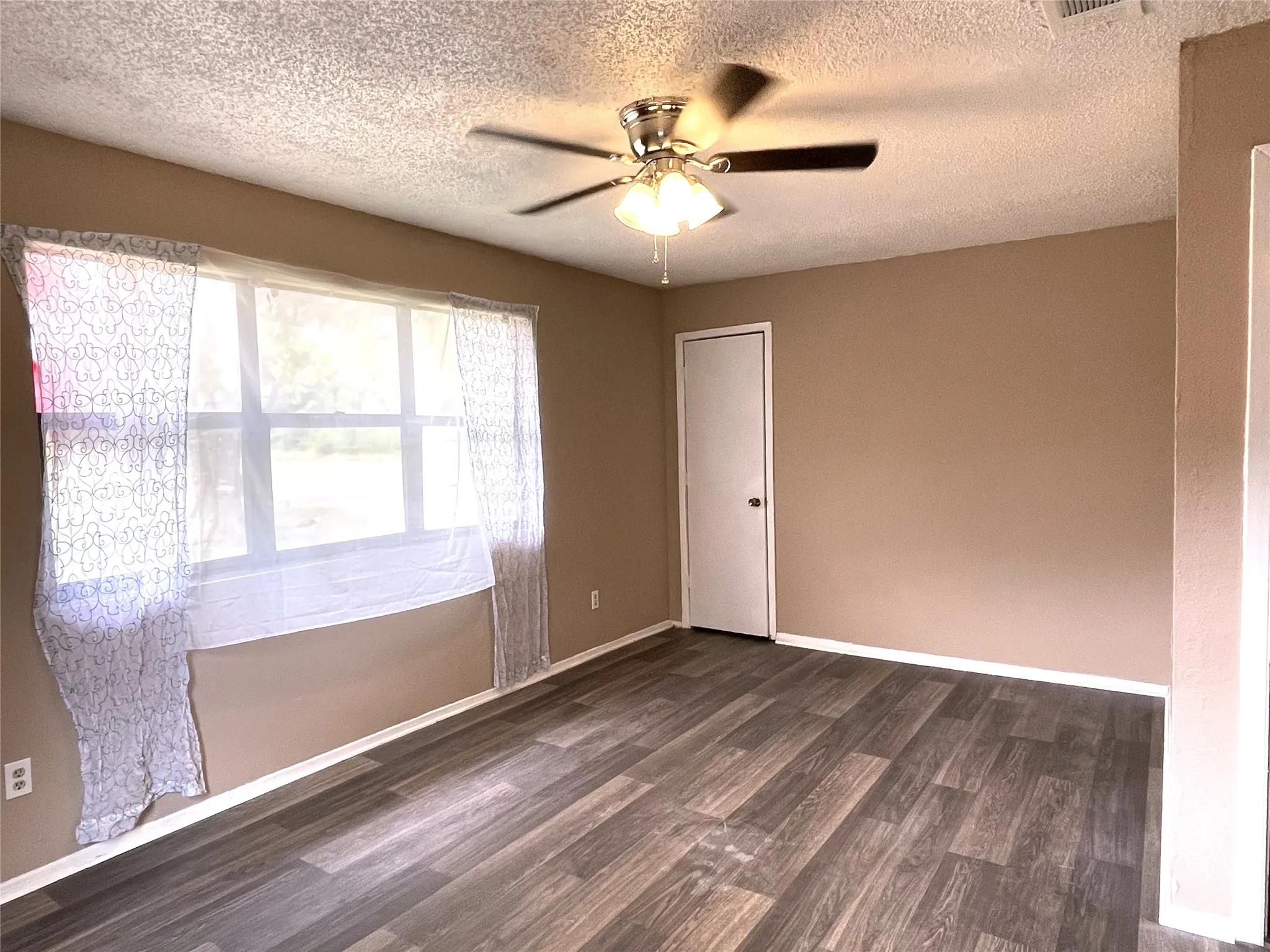 Single Family Residence For Sale in Freestone County , 901 Washington Street, Teague, Texas 75860, 3 Bedroom, 2 Bathroom, Garage spaces, 1,438 Sqft, built in 1990, mls#20845563, Real Estate Agent in Teague, Homes For Sale in Freestone county, Homes For Sale in Teague, Realtor in Teague Texas, Real Estate Brokerage Independent Realty Texas, Luminita Cordes Realtor