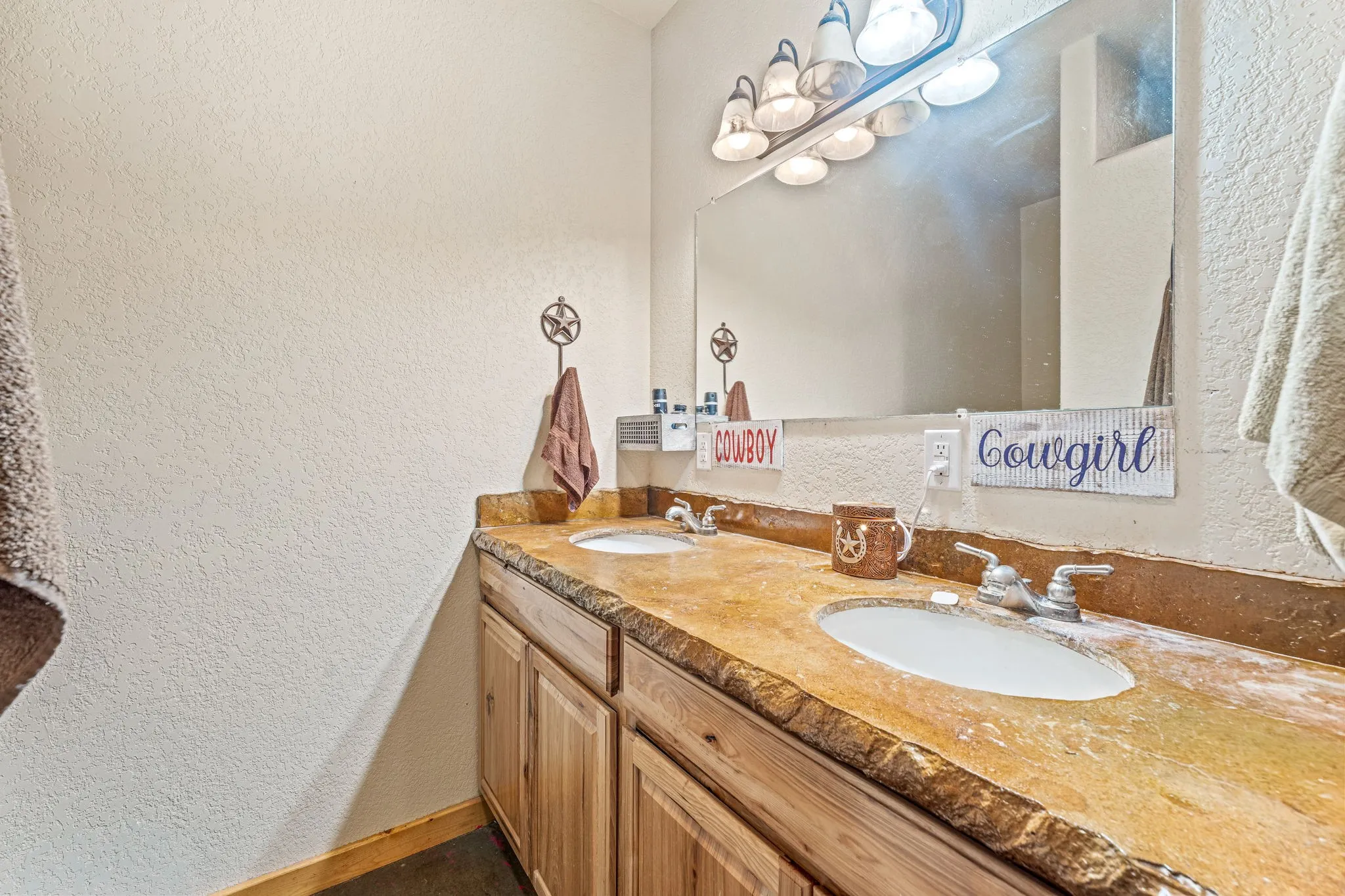 Single Family Residence For Sale in Erath County , 900 Lookout Point, Stephenville, Texas 76401, 3 Bedroom, 3 Bathroom, Garage spaces, 1,584 Sqft, built in 2016, Preowned, mls#20849616, Real Estate Agent in Stephenville, Homes For Sale in Erath county, Homes For Sale in Stephenville, Realtor in Stephenville Texas, Real Estate Brokerage Independent Realty Texas, Luminita Cordes Realtor