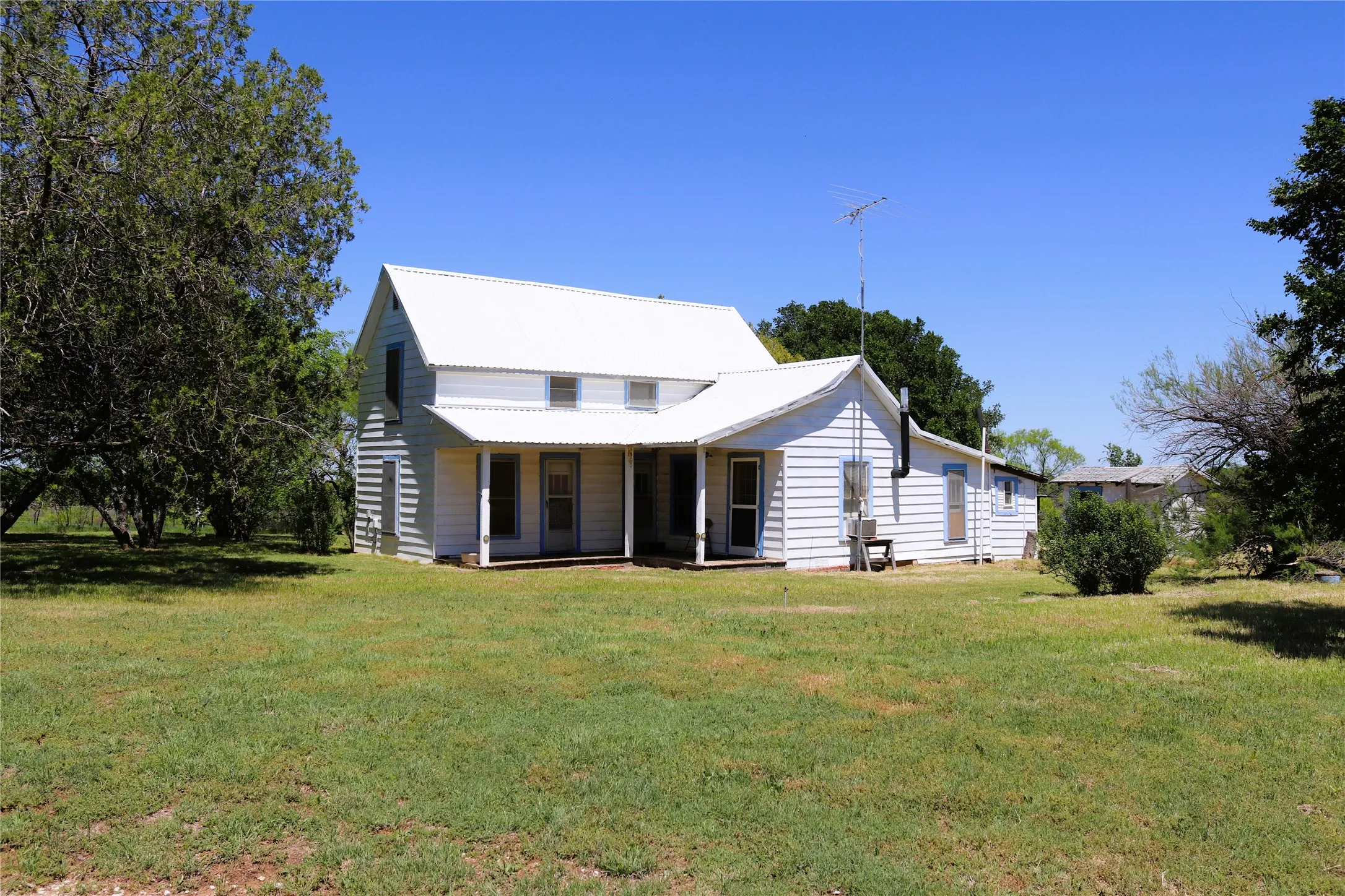Farm For Sale in Clay County , 10543 Old Joy Shannon Road, Henrietta, Texas 76365, 3 Bedroom, 1 Bathroom, 1 Garage spaces, 928 Sqft, built in 1930, mls#20850120, Real Estate Agent in Henrietta, Homes For Sale in Clay county, Homes For Sale in Henrietta, Realtor in Henrietta Texas, Real Estate Brokerage Independent Realty Texas, Luminita Cordes Realtor