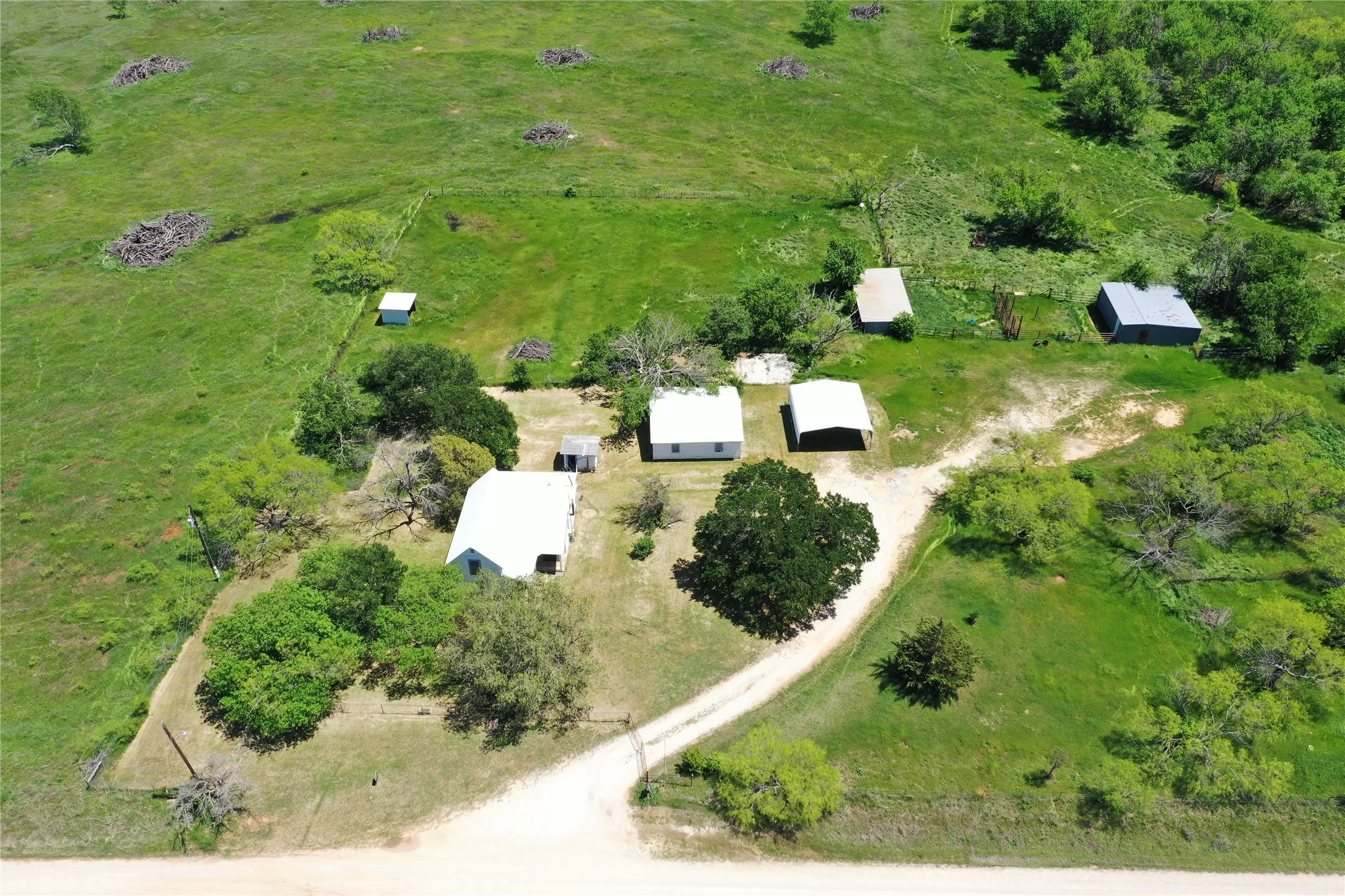 Farm For Sale in Clay County , 10543 Old Joy Shannon Road, Henrietta, Texas 76365, 3 Bedroom, 1 Bathroom, 1 Garage spaces, 928 Sqft, built in 1930, mls#20850120, Real Estate Agent in Henrietta, Homes For Sale in Clay county, Homes For Sale in Henrietta, Realtor in Henrietta Texas, Real Estate Brokerage Independent Realty Texas, Luminita Cordes Realtor