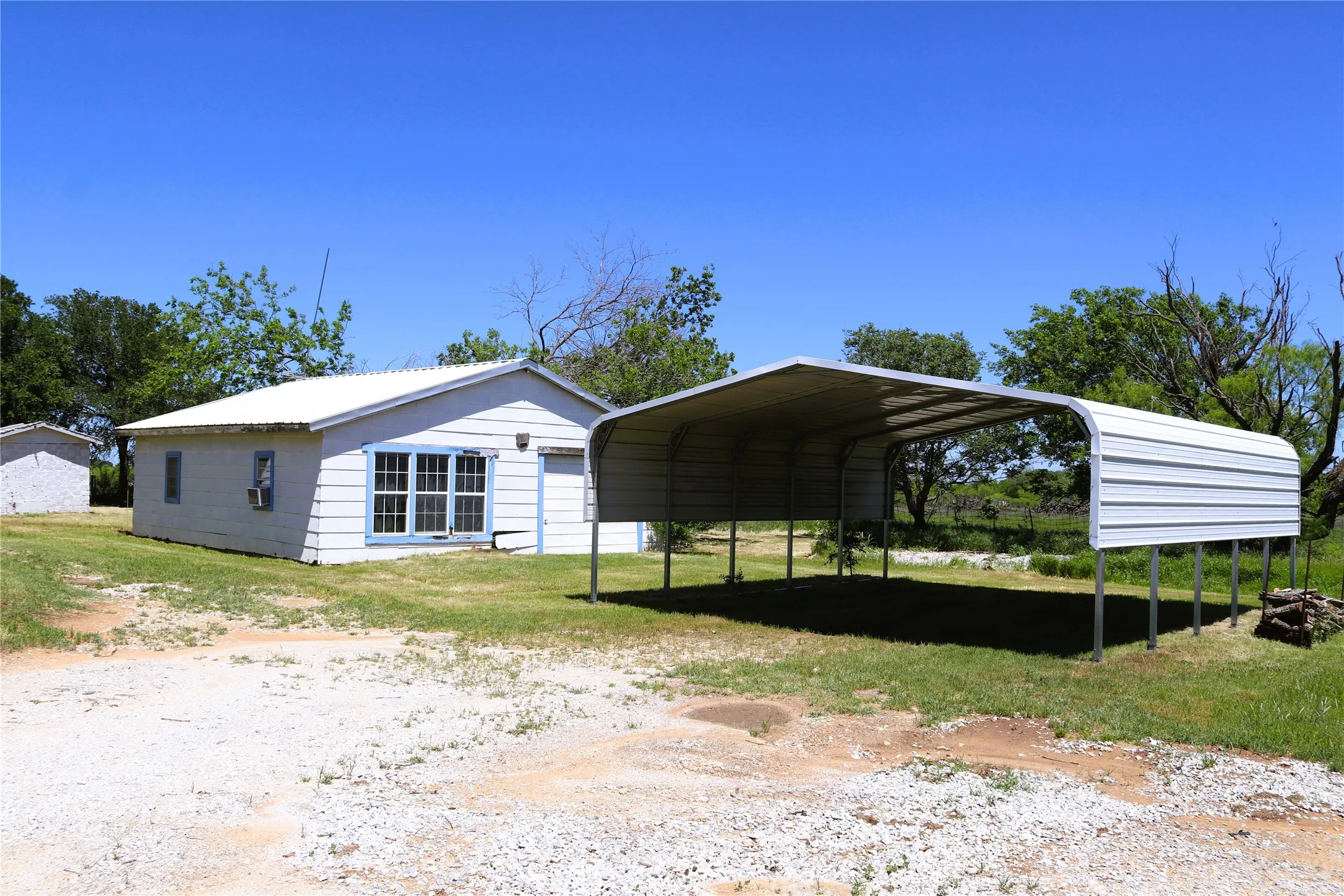 Farm For Sale in Clay County , 10543 Old Joy Shannon Road, Henrietta, Texas 76365, 3 Bedroom, 1 Bathroom, 1 Garage spaces, 928 Sqft, built in 1930, mls#20850120, Real Estate Agent in Henrietta, Homes For Sale in Clay county, Homes For Sale in Henrietta, Realtor in Henrietta Texas, Real Estate Brokerage Independent Realty Texas, Luminita Cordes Realtor