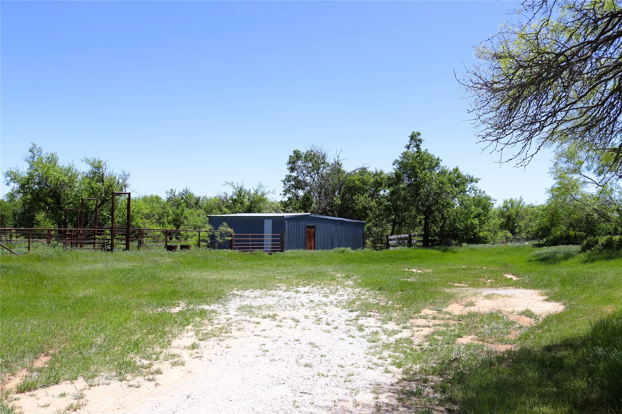 Farm For Sale in Clay County , 10543 Old Joy Shannon Road, Henrietta, Texas 76365, 3 Bedroom, 1 Bathroom, 1 Garage spaces, 928 Sqft, built in 1930, mls#20850120, Real Estate Agent in Henrietta, Homes For Sale in Clay county, Homes For Sale in Henrietta, Realtor in Henrietta Texas, Real Estate Brokerage Independent Realty Texas, Luminita Cordes Realtor