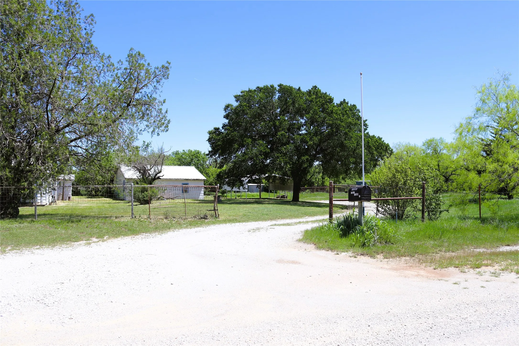 Farm For Sale in Clay County , 10543 Old Joy Shannon Road, Henrietta, Texas 76365, 3 Bedroom, 1 Bathroom, 1 Garage spaces, 928 Sqft, built in 1930, mls#20850120, Real Estate Agent in Henrietta, Homes For Sale in Clay county, Homes For Sale in Henrietta, Realtor in Henrietta Texas, Real Estate Brokerage Independent Realty Texas, Luminita Cordes Realtor