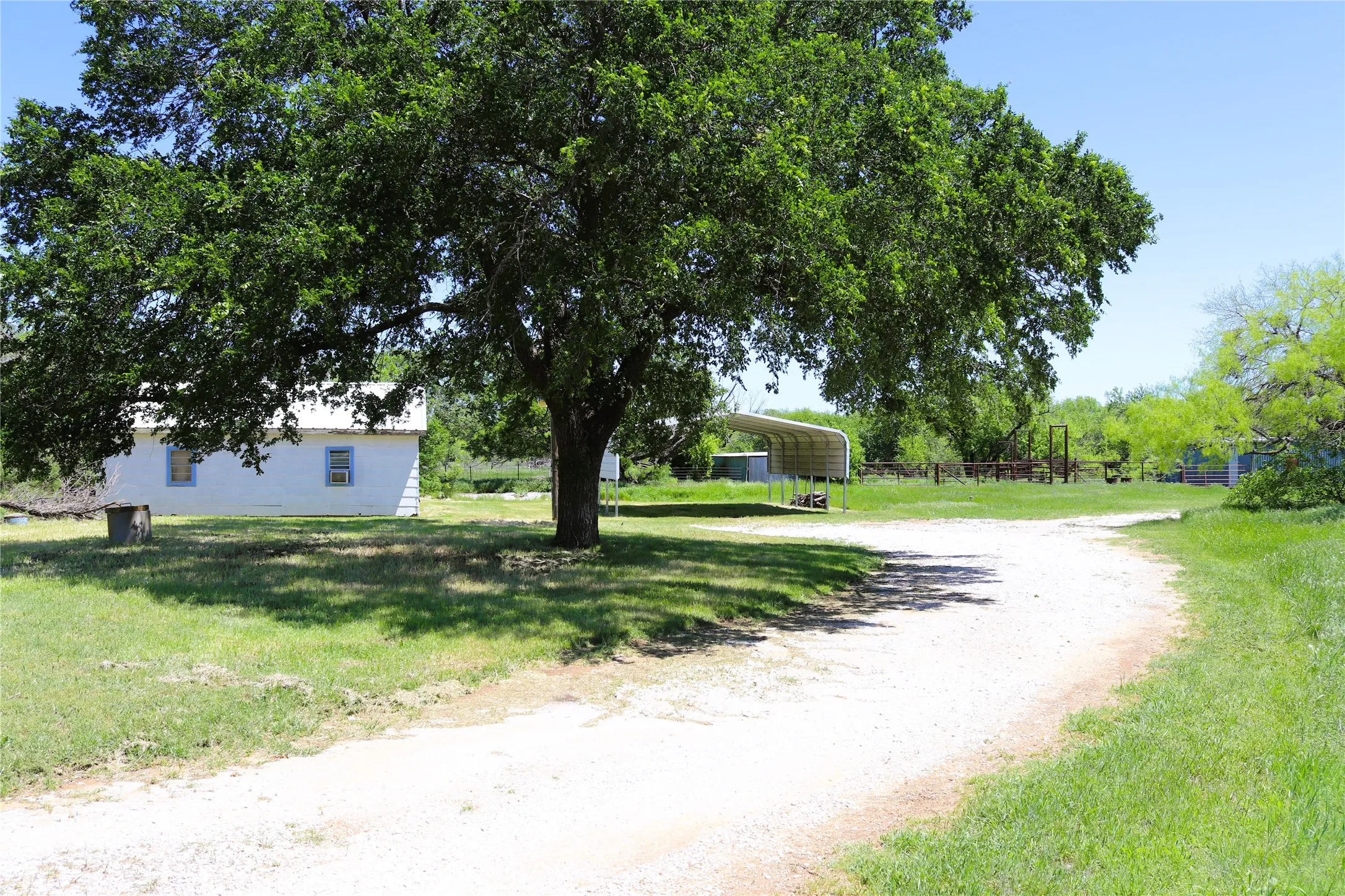 Farm For Sale in Clay County , 10543 Old Joy Shannon Road, Henrietta, Texas 76365, 3 Bedroom, 1 Bathroom, 1 Garage spaces, 928 Sqft, built in 1930, mls#20850120, Real Estate Agent in Henrietta, Homes For Sale in Clay county, Homes For Sale in Henrietta, Realtor in Henrietta Texas, Real Estate Brokerage Independent Realty Texas, Luminita Cordes Realtor
