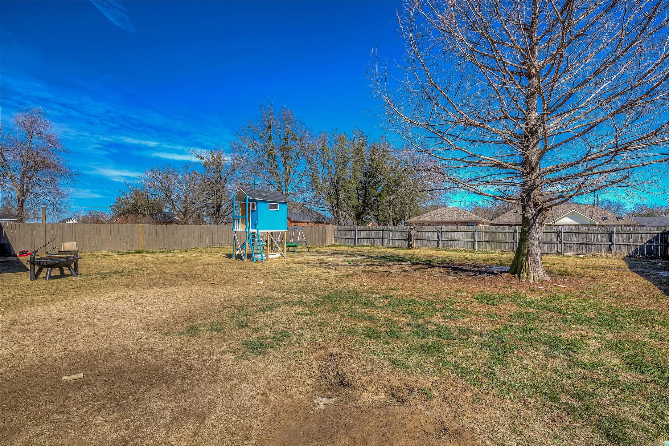 Single Family Residence For Sale in Hopkins County , 302 Briarwood Lane, Sulphur Springs, Texas 75482, 4 Bedroom, 3 Bathroom, 2 Garage spaces, 3,000 Sqft, built in 1998, Preowned, mls#20852501, Real Estate Agent in Sulphur Springs, Homes For Sale in Hopkins county, Homes For Sale in Sulphur Springs, Realtor in Sulphur Springs Texas, Real Estate Brokerage Independent Realty Texas, Luminita Cordes Realtor