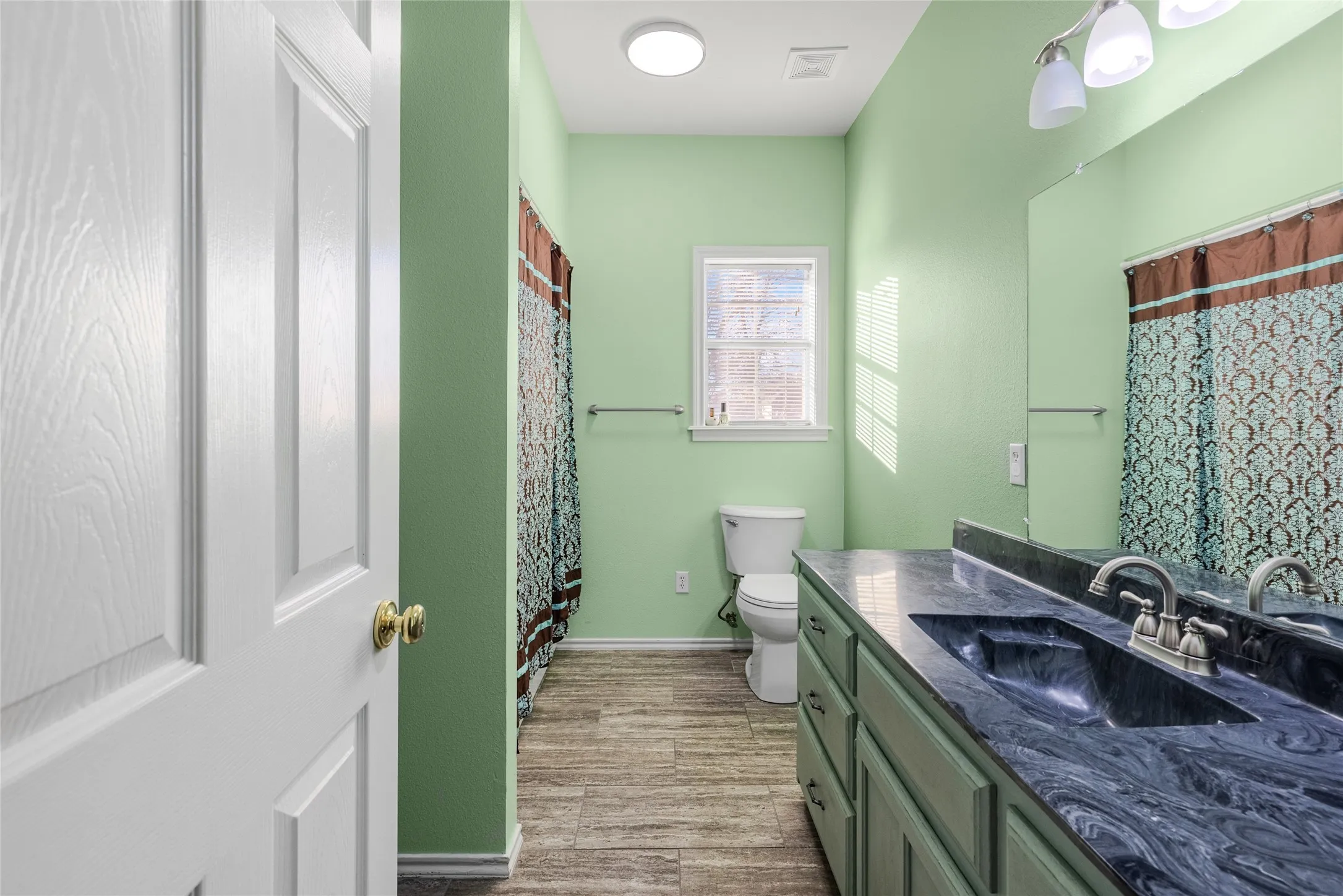 Single Family Residence For Sale in Hopkins County , 302 Briarwood Lane, Sulphur Springs, Texas 75482, 4 Bedroom, 3 Bathroom, 2 Garage spaces, 3,000 Sqft, built in 1998, Preowned, mls#20852501, Real Estate Agent in Sulphur Springs, Homes For Sale in Hopkins county, Homes For Sale in Sulphur Springs, Realtor in Sulphur Springs Texas, Real Estate Brokerage Independent Realty Texas, Luminita Cordes Realtor