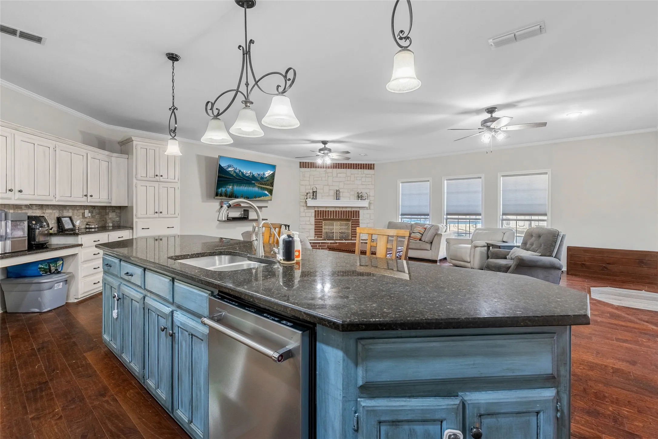 Single Family Residence For Sale in Hopkins County , 302 Briarwood Lane, Sulphur Springs, Texas 75482, 4 Bedroom, 3 Bathroom, 2 Garage spaces, 3,000 Sqft, built in 1998, Preowned, mls#20852501, Real Estate Agent in Sulphur Springs, Homes For Sale in Hopkins county, Homes For Sale in Sulphur Springs, Realtor in Sulphur Springs Texas, Real Estate Brokerage Independent Realty Texas, Luminita Cordes Realtor