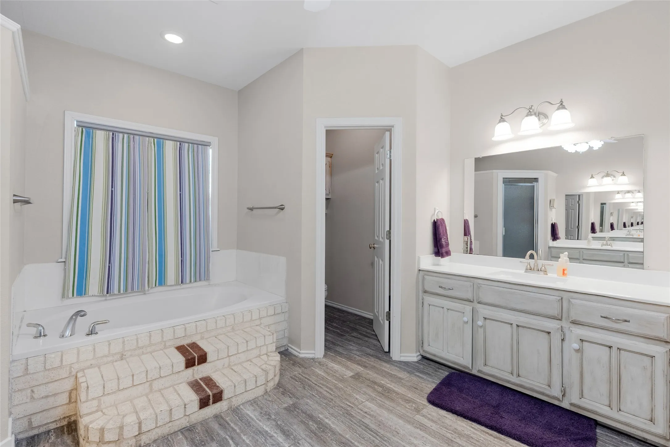 Single Family Residence For Sale in Hopkins County , 302 Briarwood Lane, Sulphur Springs, Texas 75482, 4 Bedroom, 3 Bathroom, 2 Garage spaces, 3,000 Sqft, built in 1998, Preowned, mls#20852501, Real Estate Agent in Sulphur Springs, Homes For Sale in Hopkins county, Homes For Sale in Sulphur Springs, Realtor in Sulphur Springs Texas, Real Estate Brokerage Independent Realty Texas, Luminita Cordes Realtor