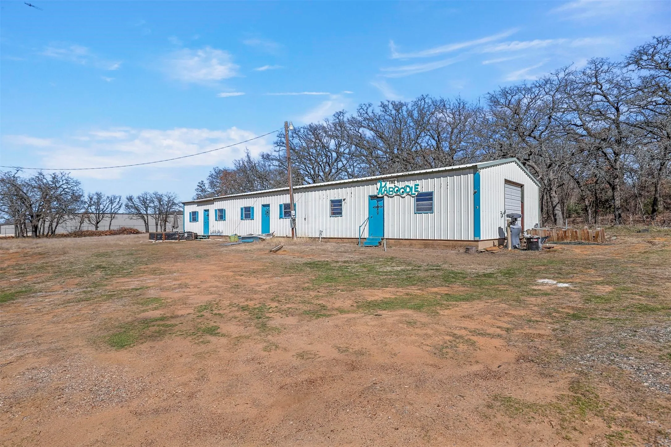 Manufactured / mobile home featuring an outbuilding and a detached garage