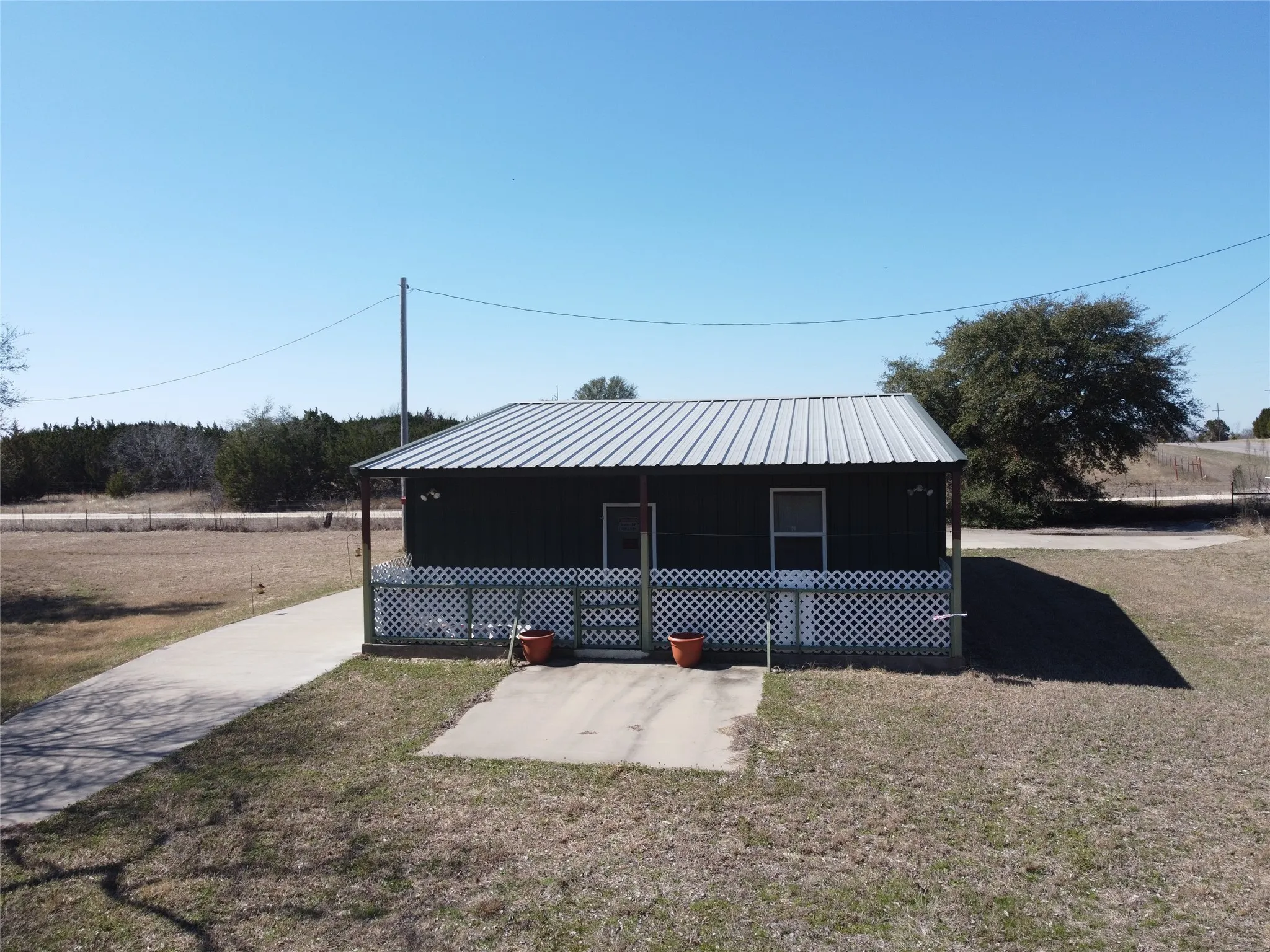 Single Family Residence For Sale in Hill County , 3323 S FM 933 Street, Whitney, Texas 76692, 1 Bedroom, 1 Bathroom, Garage spaces, 960 Sqft, built in 2017, Unknown, mls#20853584, Real Estate Agent in Whitney, Homes For Sale in Hill county, Homes For Sale in Whitney, Realtor in Whitney Texas, Real Estate Brokerage Independent Realty Texas, Luminita Cordes Realtor