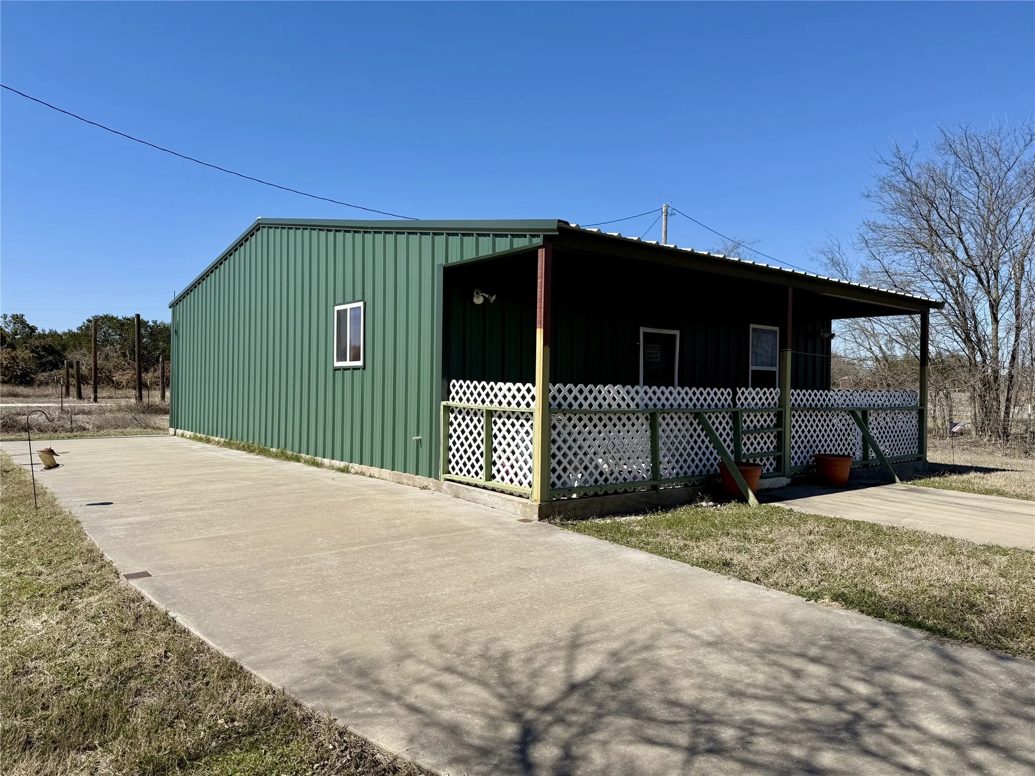 Single Family Residence For Sale in Hill County , 3323 S FM 933 Street, Whitney, Texas 76692, 1 Bedroom, 1 Bathroom, Garage spaces, 960 Sqft, built in 2017, Unknown, mls#20853584, Real Estate Agent in Whitney, Homes For Sale in Hill county, Homes For Sale in Whitney, Realtor in Whitney Texas, Real Estate Brokerage Independent Realty Texas, Luminita Cordes Realtor