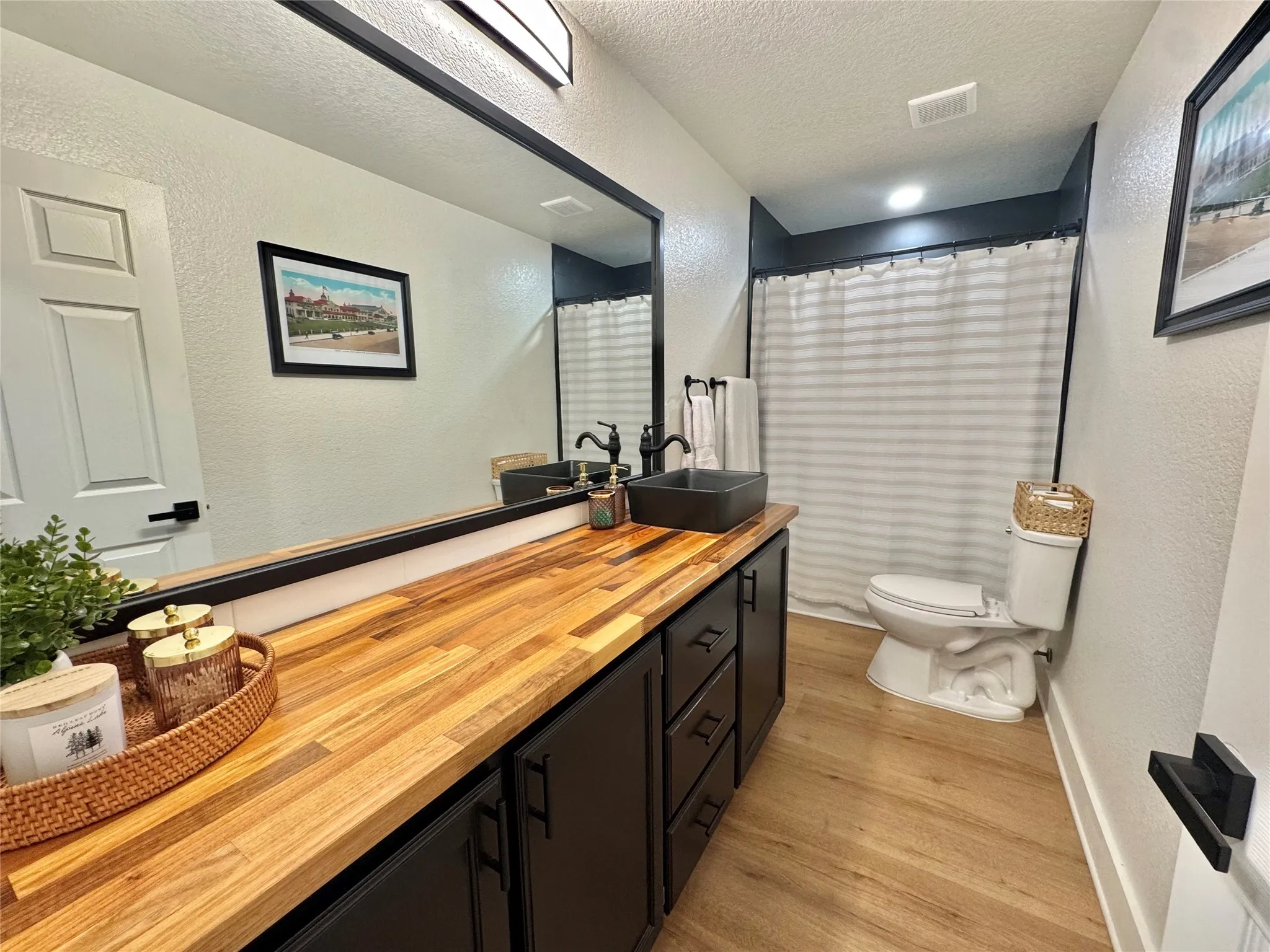 Single Family Residence For Sale in Hood County , 704 Shady Grove Court, Granbury, Texas 76049, 3 Bedroom, 2 Bathroom, 2 Garage spaces, 1,439 Sqft, built in 2001, Preowned, mls#20855593, Real Estate Agent in Granbury, Homes For Sale in Hood county, Homes For Sale in Granbury, Realtor in Granbury Texas, Real Estate Brokerage Independent Realty Texas, Luminita Cordes Realtor