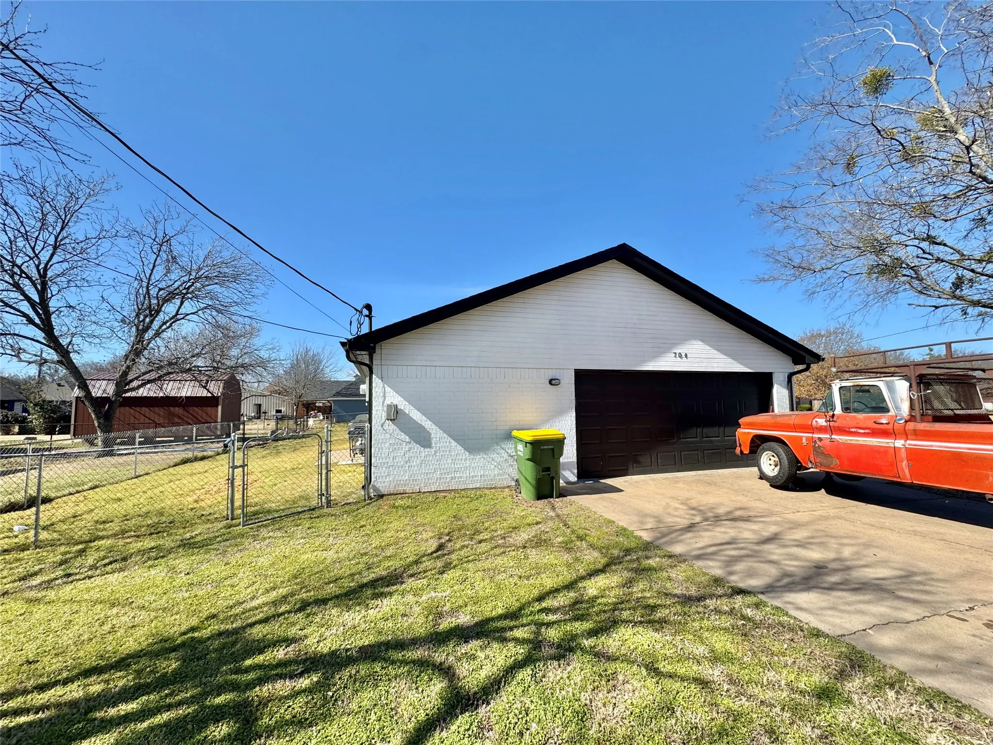 Single Family Residence For Sale in Hood County , 704 Shady Grove Court, Granbury, Texas 76049, 3 Bedroom, 2 Bathroom, 2 Garage spaces, 1,439 Sqft, built in 2001, Preowned, mls#20855593, Real Estate Agent in Granbury, Homes For Sale in Hood county, Homes For Sale in Granbury, Realtor in Granbury Texas, Real Estate Brokerage Independent Realty Texas, Luminita Cordes Realtor