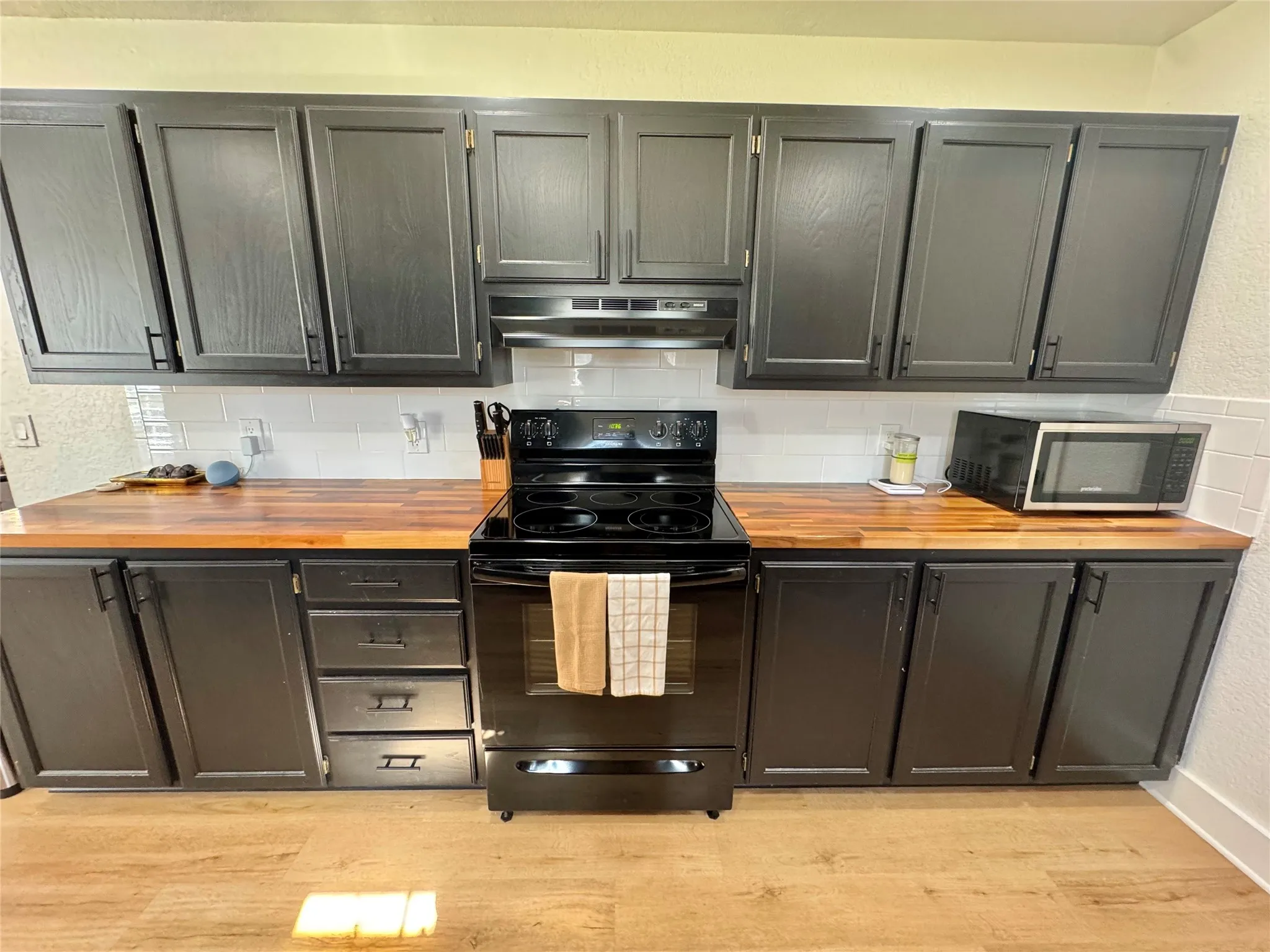 Single Family Residence For Sale in Hood County , 704 Shady Grove Court, Granbury, Texas 76049, 3 Bedroom, 2 Bathroom, 2 Garage spaces, 1,439 Sqft, built in 2001, Preowned, mls#20855593, Real Estate Agent in Granbury, Homes For Sale in Hood county, Homes For Sale in Granbury, Realtor in Granbury Texas, Real Estate Brokerage Independent Realty Texas, Luminita Cordes Realtor
