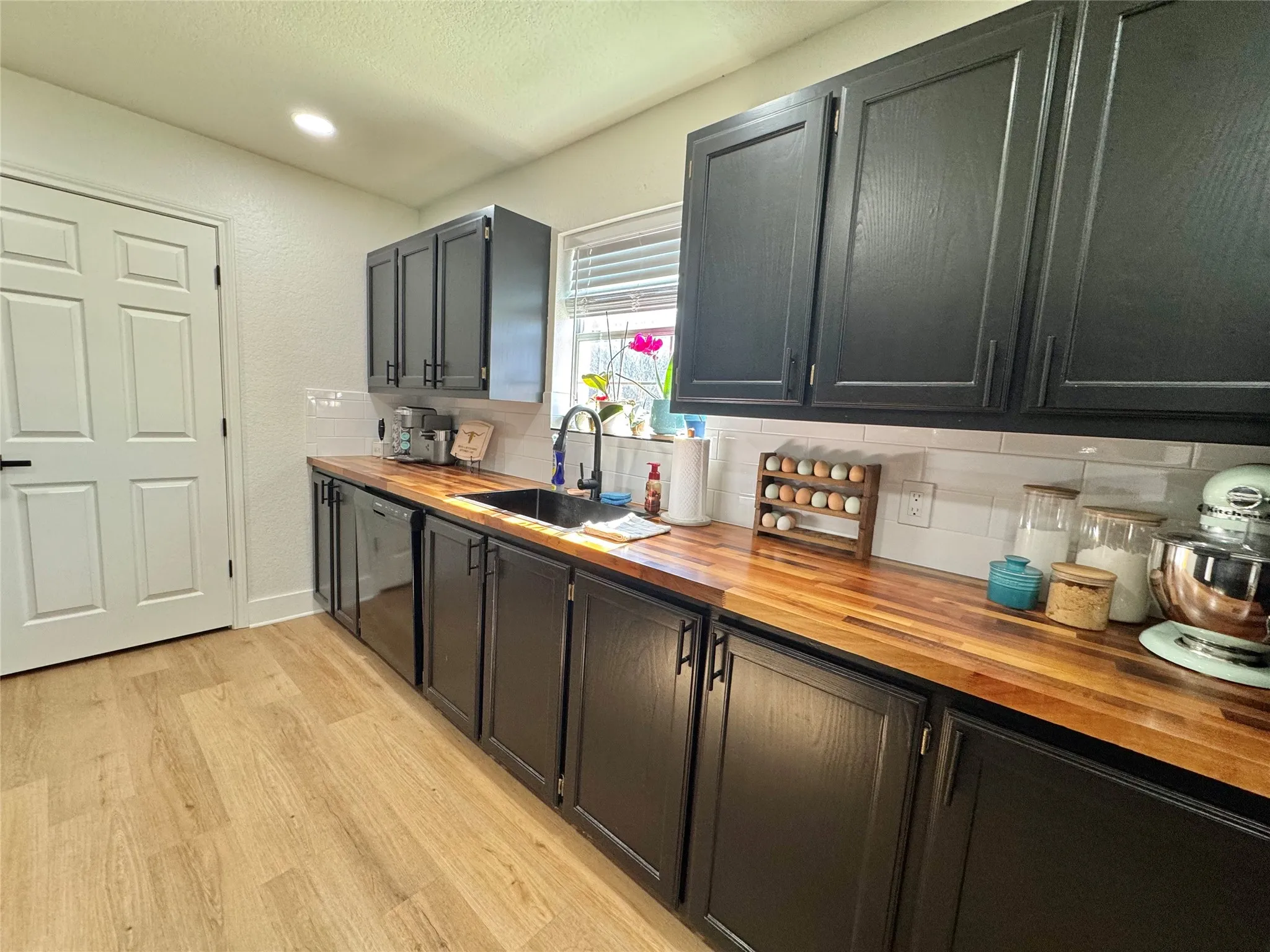 Single Family Residence For Sale in Hood County , 704 Shady Grove Court, Granbury, Texas 76049, 3 Bedroom, 2 Bathroom, 2 Garage spaces, 1,439 Sqft, built in 2001, Preowned, mls#20855593, Real Estate Agent in Granbury, Homes For Sale in Hood county, Homes For Sale in Granbury, Realtor in Granbury Texas, Real Estate Brokerage Independent Realty Texas, Luminita Cordes Realtor