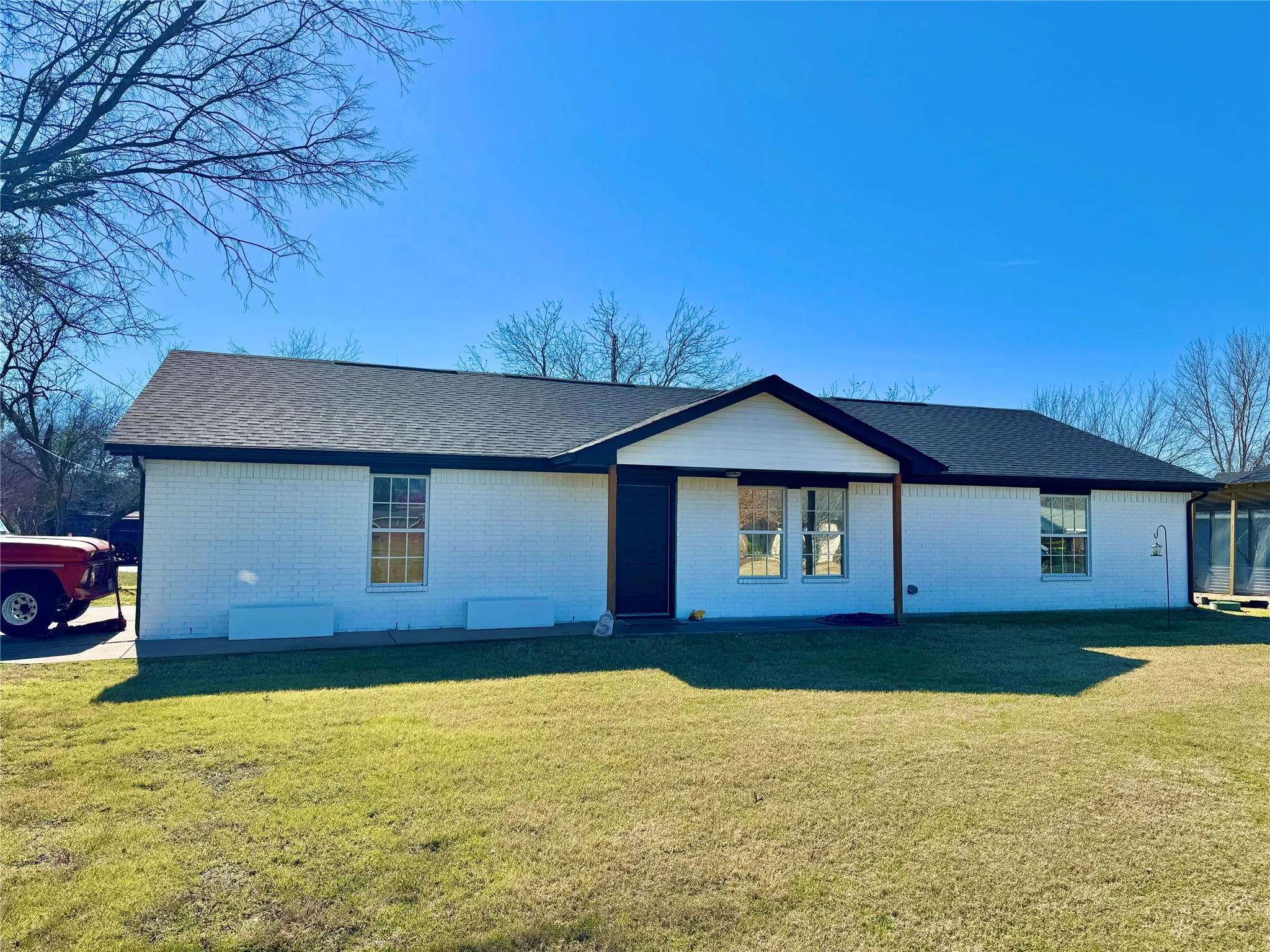 Single Family Residence For Sale in Hood County , 704 Shady Grove Court, Granbury, Texas 76049, 3 Bedroom, 2 Bathroom, 2 Garage spaces, 1,439 Sqft, built in 2001, Preowned, mls#20855593, Real Estate Agent in Granbury, Homes For Sale in Hood county, Homes For Sale in Granbury, Realtor in Granbury Texas, Real Estate Brokerage Independent Realty Texas, Luminita Cordes Realtor