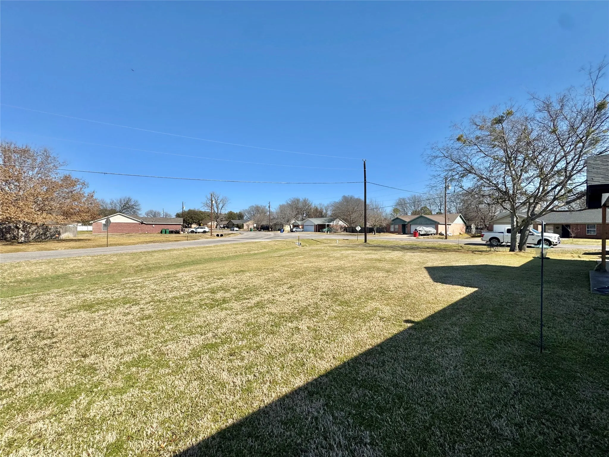Single Family Residence For Sale in Hood County , 704 Shady Grove Court, Granbury, Texas 76049, 3 Bedroom, 2 Bathroom, 2 Garage spaces, 1,439 Sqft, built in 2001, Preowned, mls#20855593, Real Estate Agent in Granbury, Homes For Sale in Hood county, Homes For Sale in Granbury, Realtor in Granbury Texas, Real Estate Brokerage Independent Realty Texas, Luminita Cordes Realtor